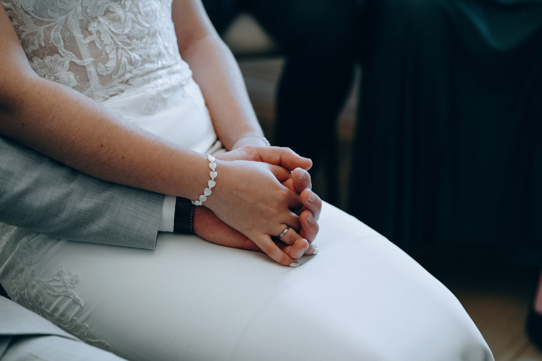 Brautpaar hält Hände – emotionale Hochzeitsreportage Dresden