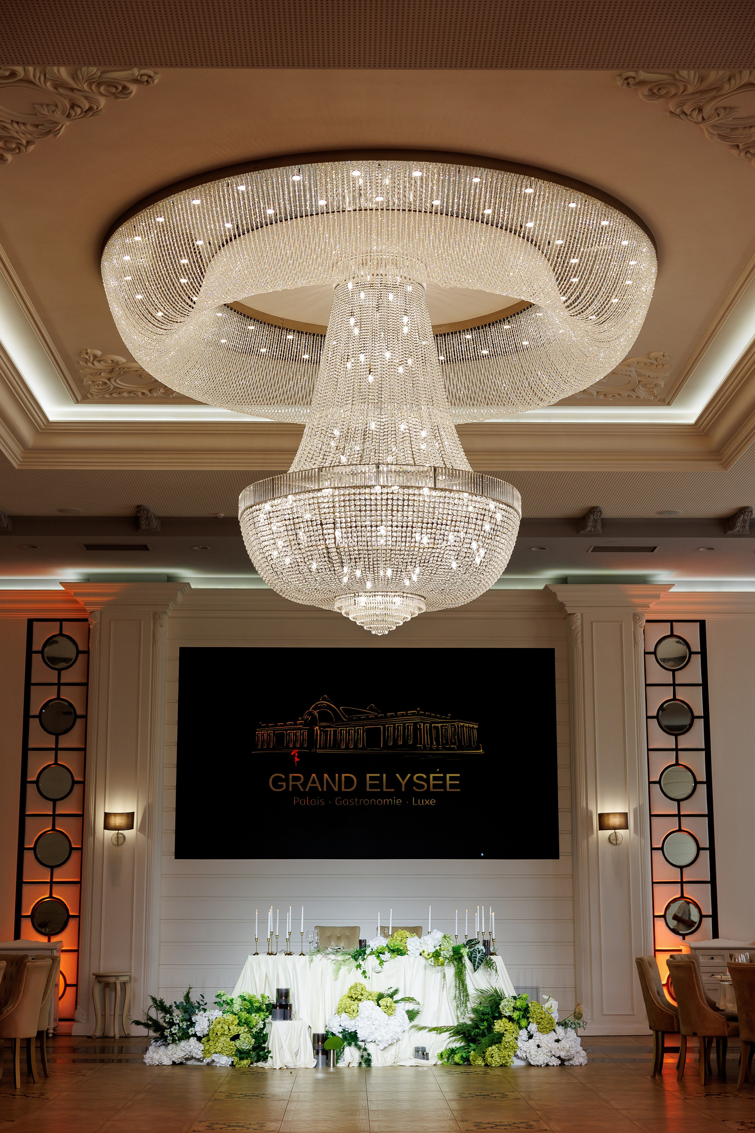 Eugen & Livia — Grand Elysee — Wedding Day. Servicii Foto și Video 067188353