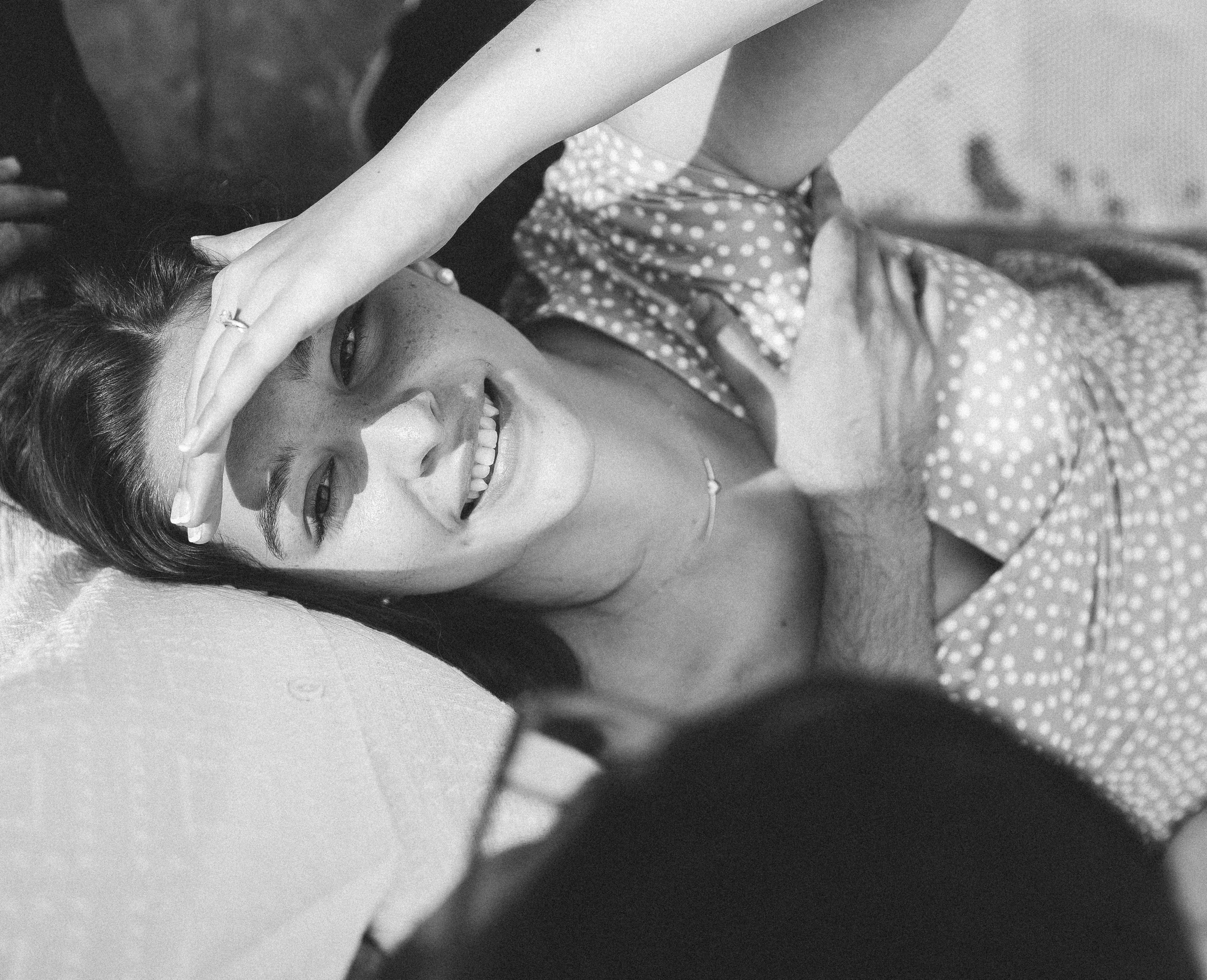 Sesión de retrato femenino en Valencia, España, con una mujer relajándose en interiores en un artístico retrato en blanco y negro. Capturada con suave luz natural y una pose elegante para crear una imagen atemporal, íntima y expresiva, ideal para fotografía de retrato femenino, retratos lifestyle, marca personal y sesiones individuales en Valencia y toda España.
