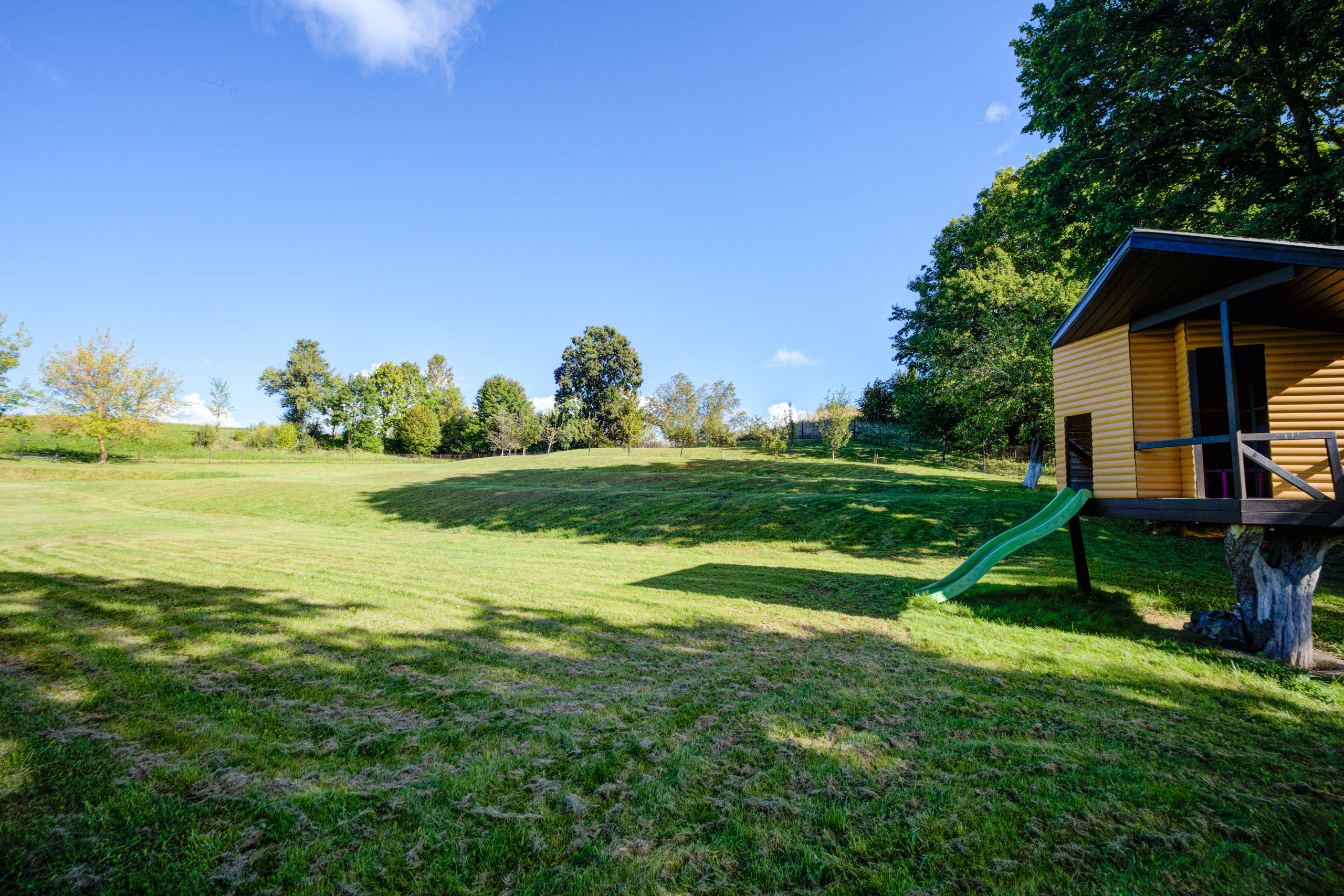 Sadyba Vinliaus r. prie ežero. Elina Sapiega fotografė Vilniuje