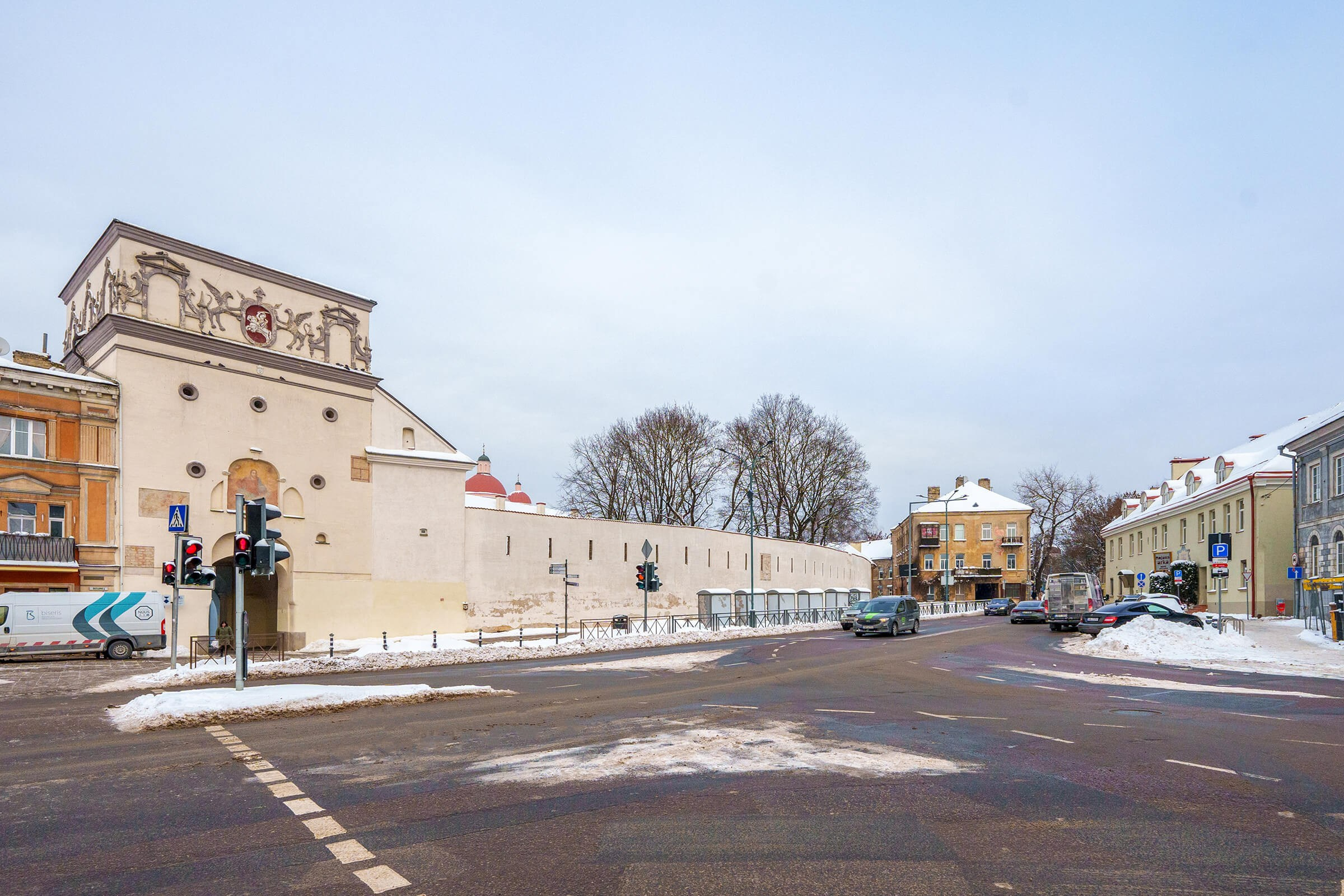 Klasikinis Vilniaus fasadas + Aušros Vartai fone — atvirukas, kuris pats neišsiunčia