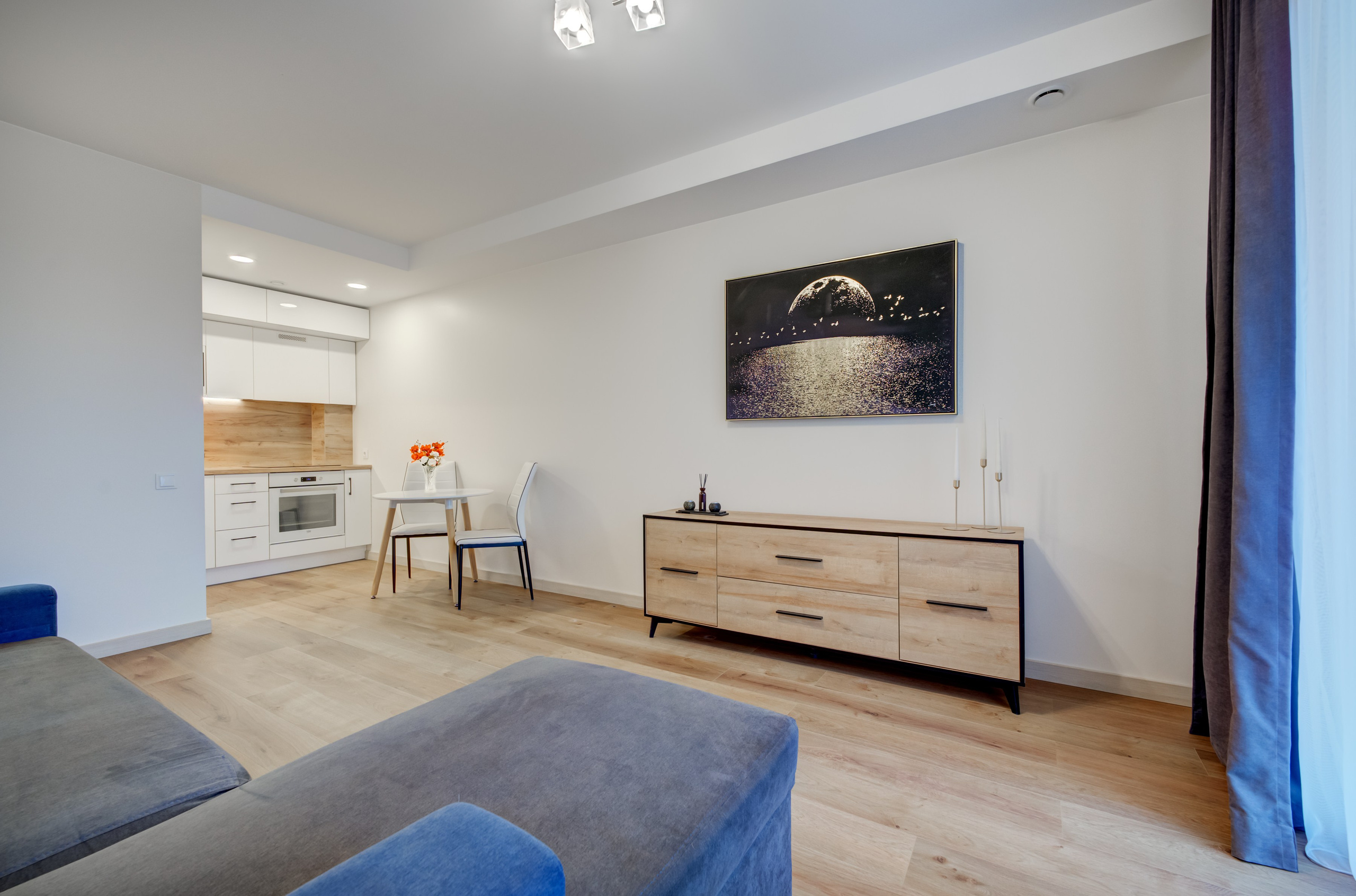 2-jų kambarių buto svetainė. Nuotrauka. Fotografė - sapiegafoto.lt