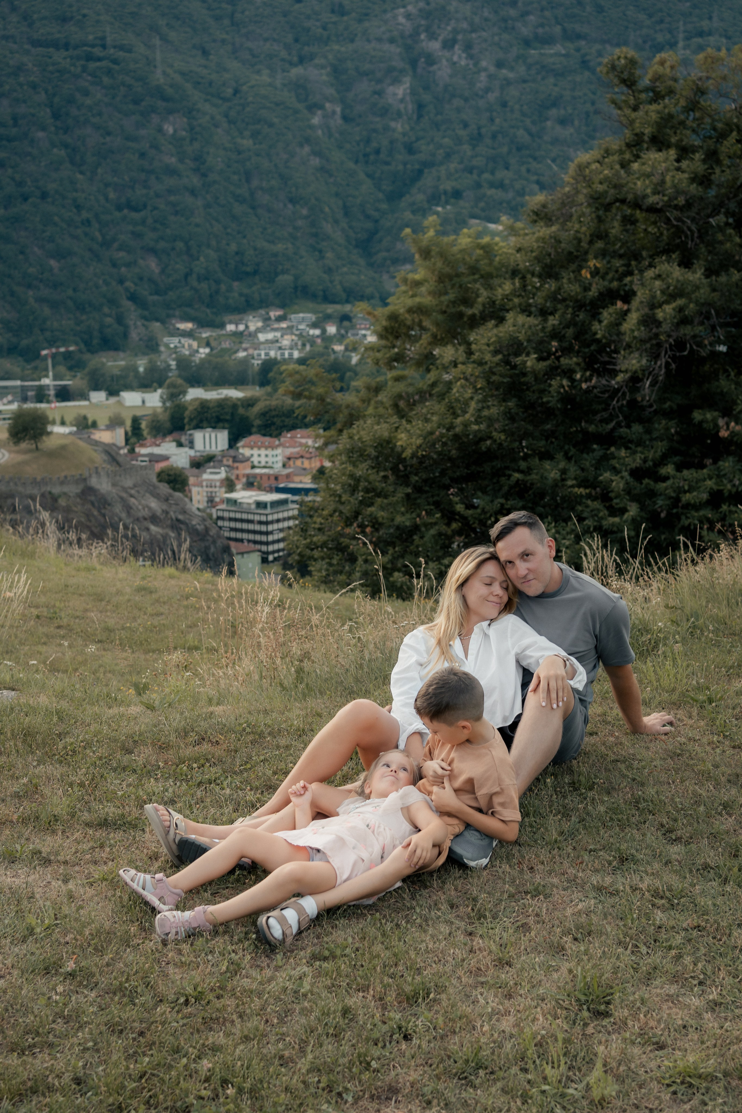 Sesión familiar con vistas a Bellinzona. Fotografía profesional en Calafell - Elena Medvedeva