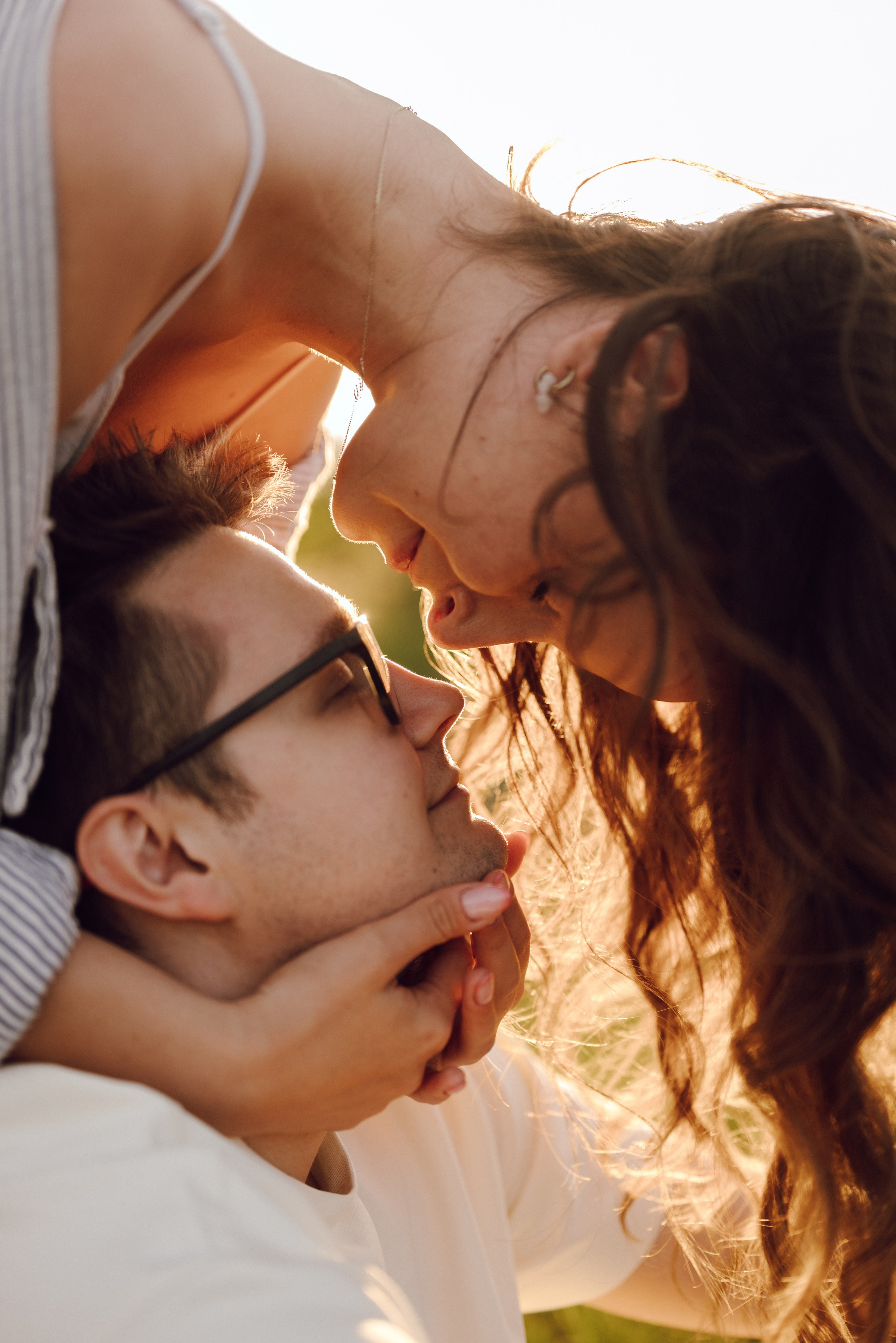 Zakochana para w objęciach – romantyczna sesja narzeczeńska w Poznaniu.