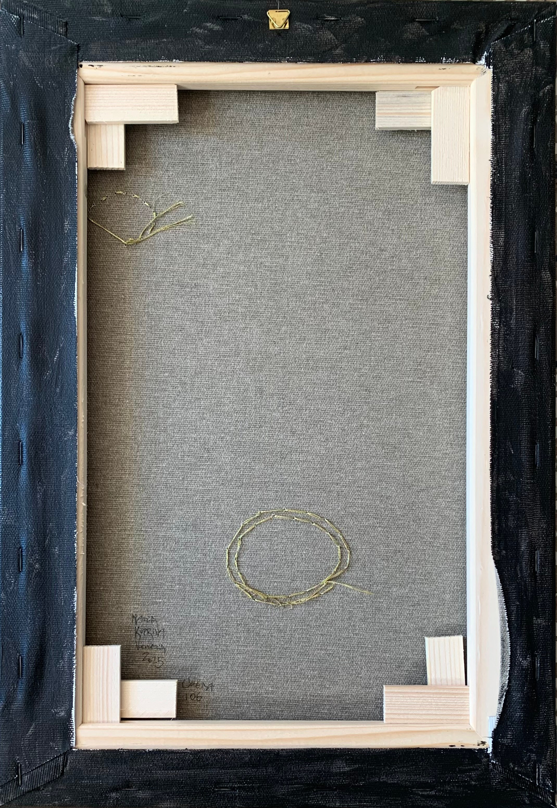 In Panem Quotidianum, Nadia Kuprina utilizza un registro contabile piemontese del 1918–1930 come supporto originale. Ogni piatto e ogni posata sono incisi e stampati a mano dall’artista con la tecnica della linoleografia, valorizzando la pressione, l’imperfezione e la fisicità del segno. Il numero della pagina originale diventa titolo dell’opera, mantenendo visibile la traccia storica del documento. La stampa dialoga con la memoria della tradizione gastronomica italiana e con il tema della gratitudine del pasto quotidiano, trasformando l’oggetto inciso in simbolo di condivisione e rito.