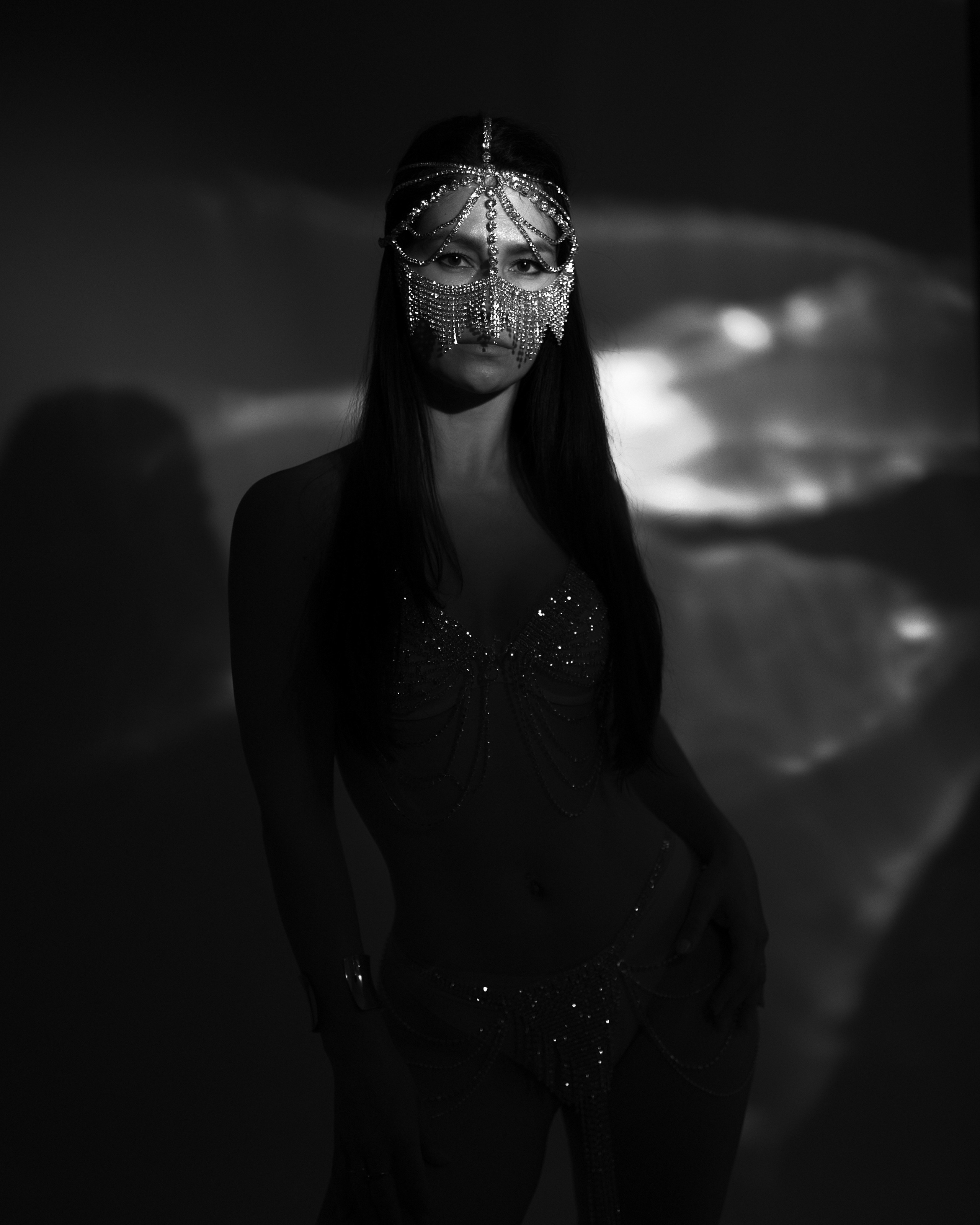 Voller Ausdruck – Gulya mit orientalischer Maske in monochromem Stil