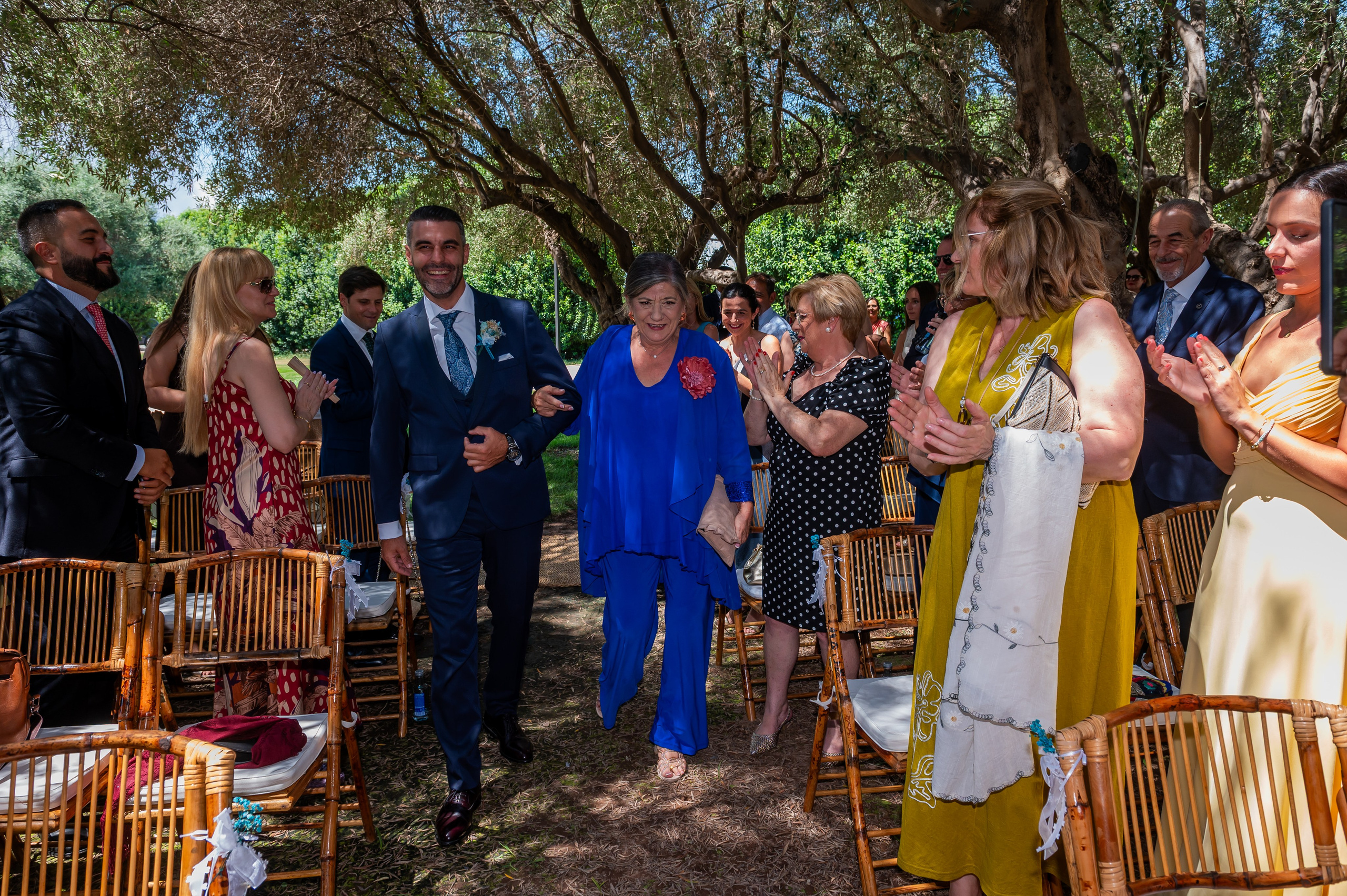 Llegada del novio entre los invitados