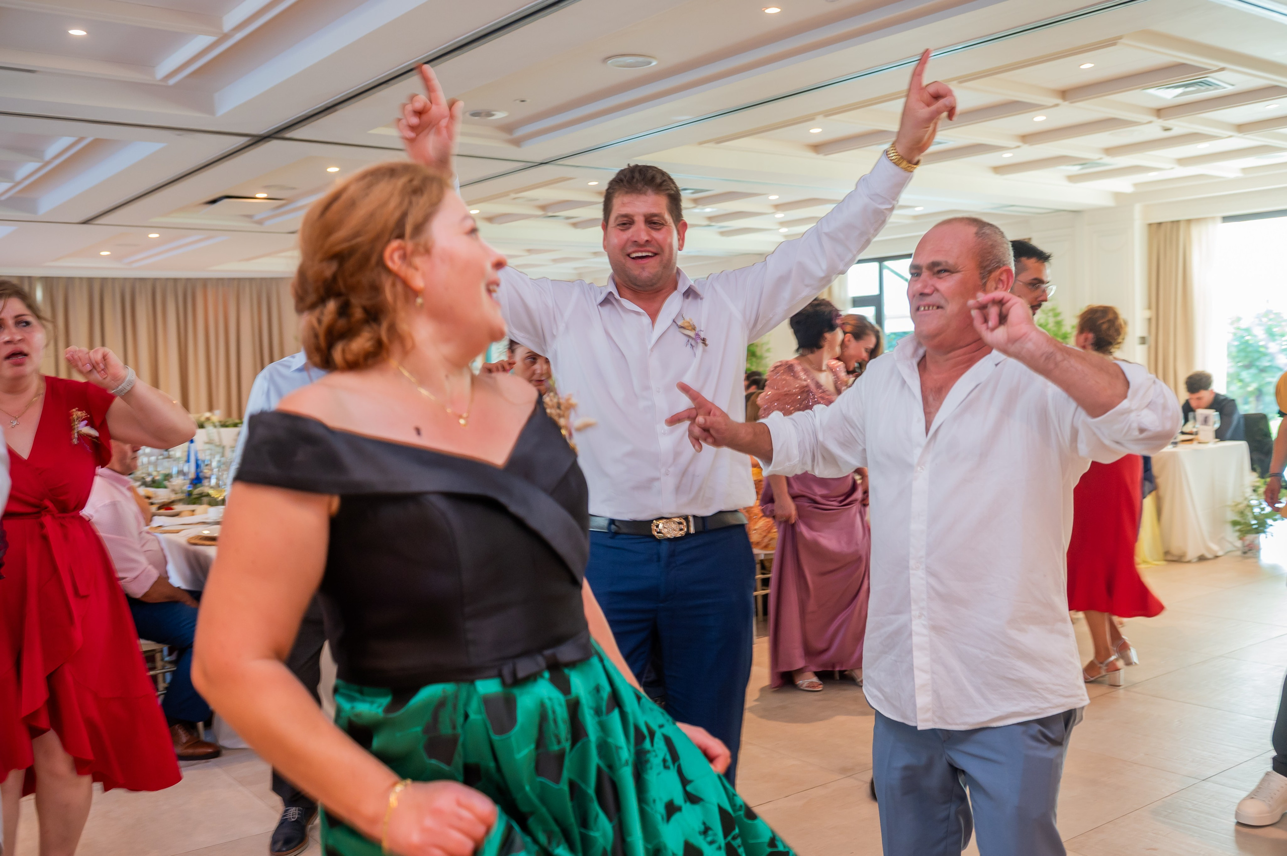 Invitados animando la fiesta de boda