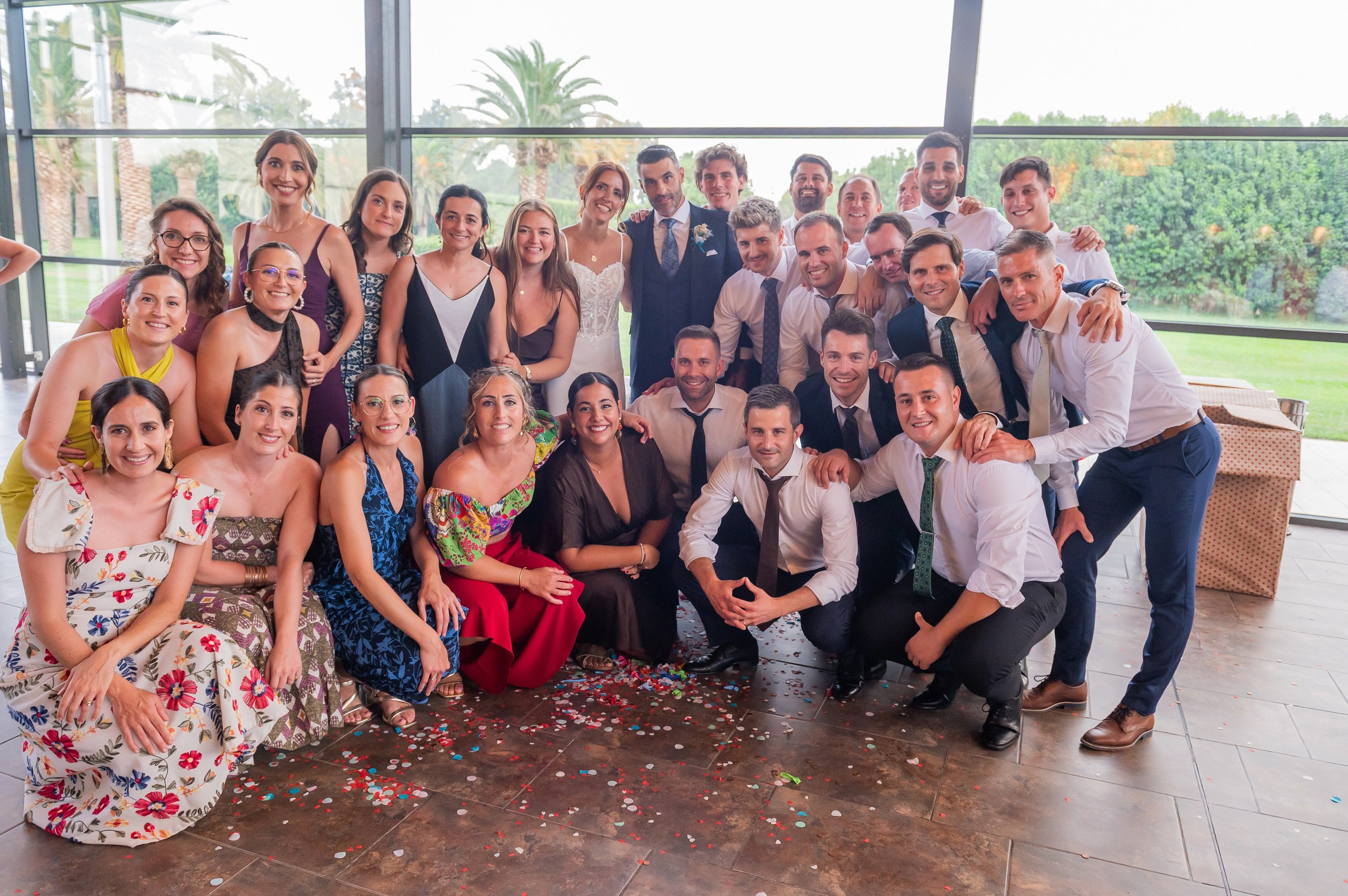 Foto de grupo de amigos con los novios en el salón