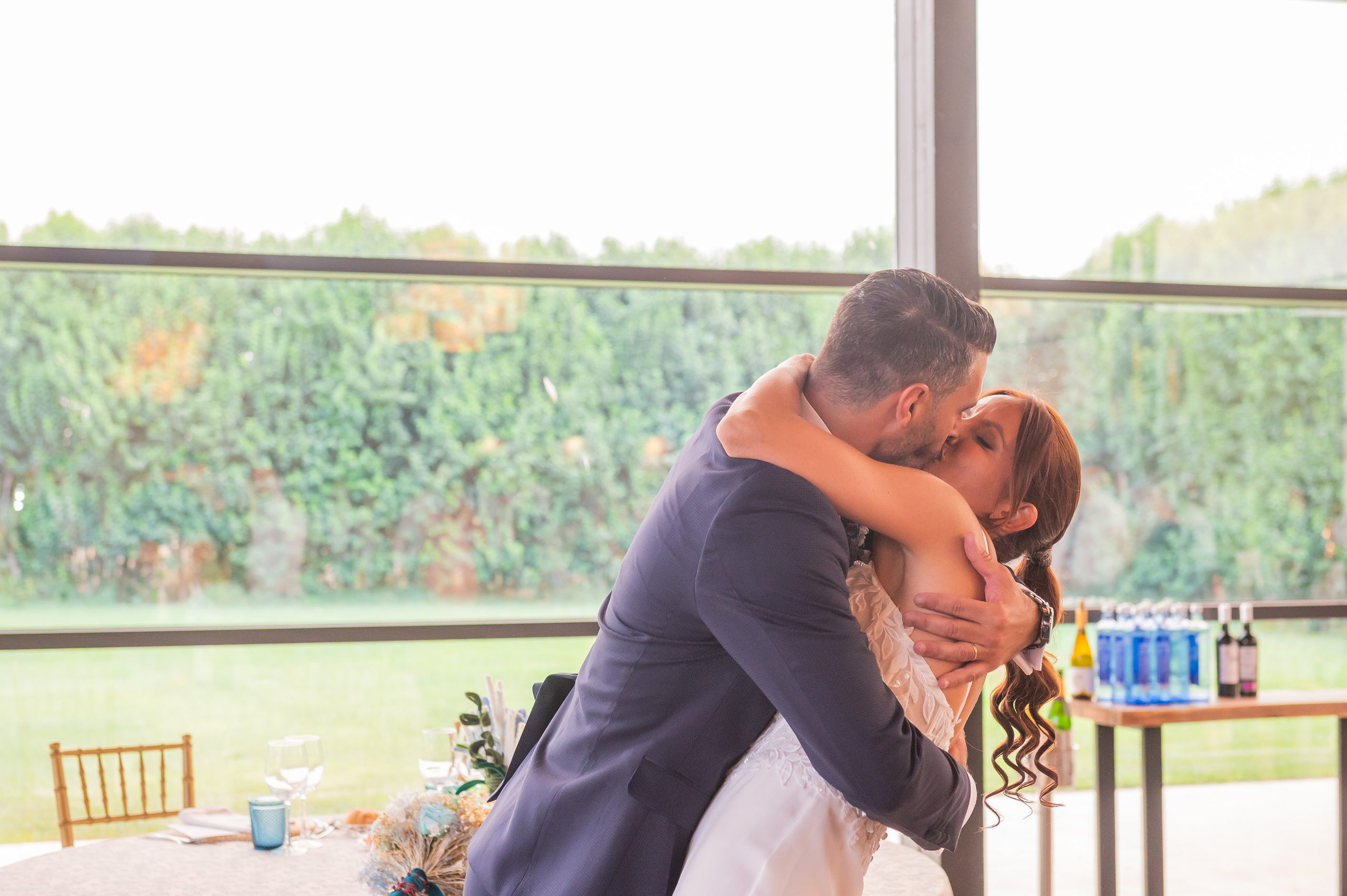 Beso de Sara y Torna durante el banquete
