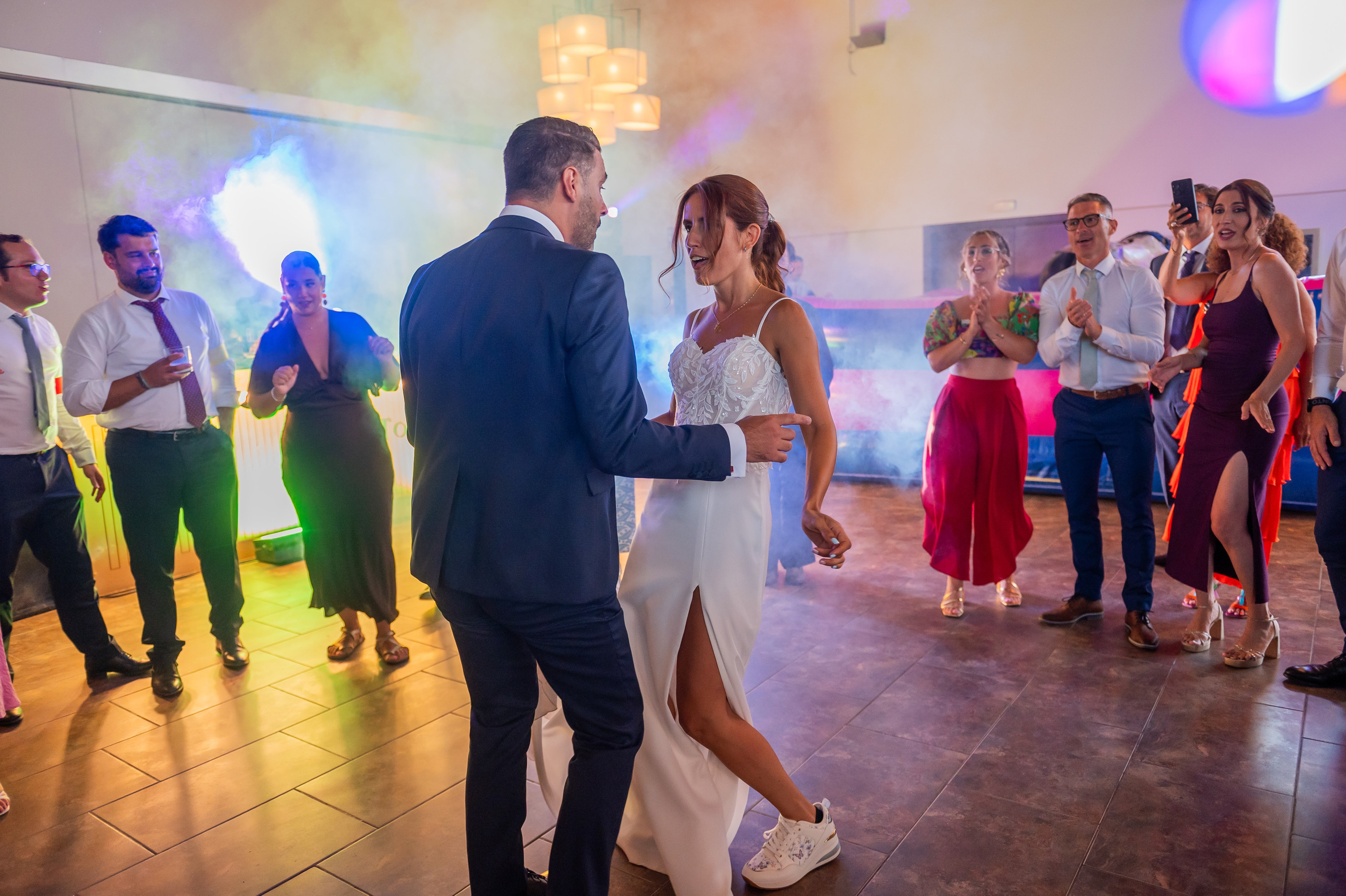 Sara y Torna bailando con los invitados