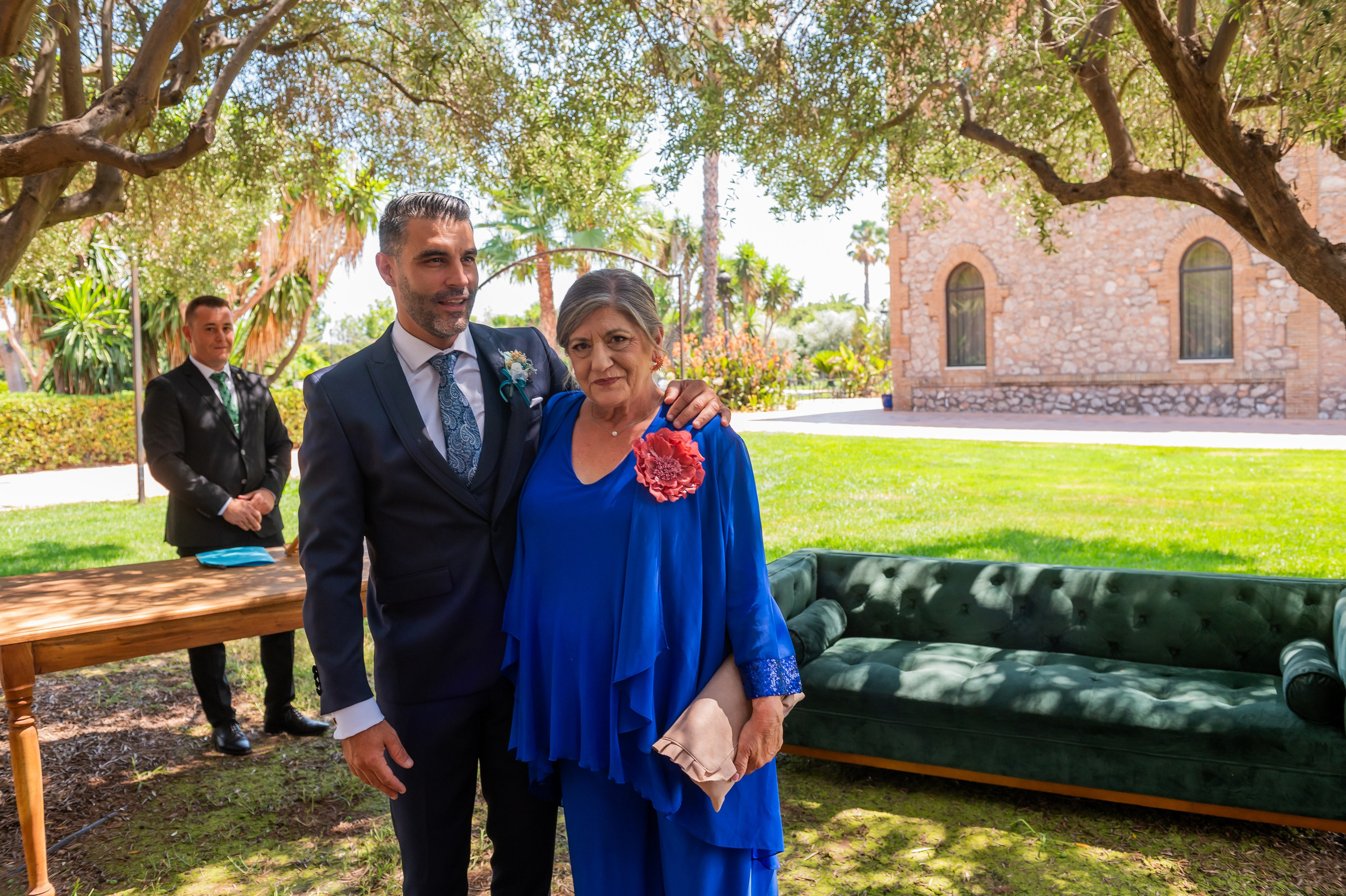 Torna con su madre esperando a la novia