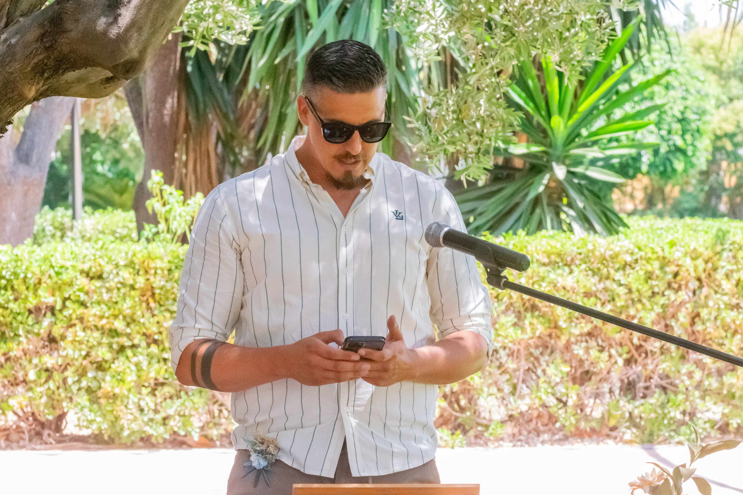 Amigo leyendo un texto en la ceremonia