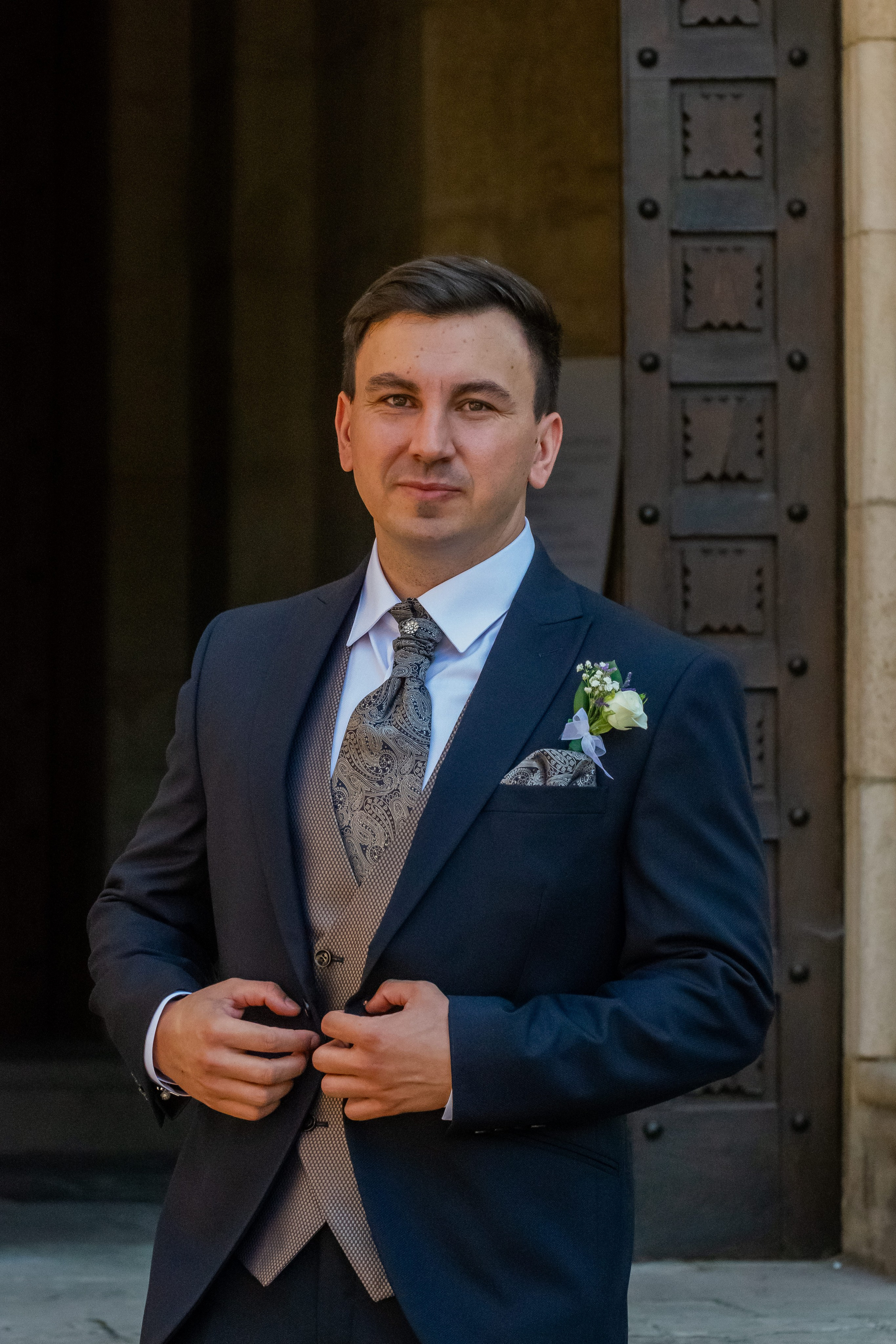 Retrato del novio con traje azul · boda en Cantabria