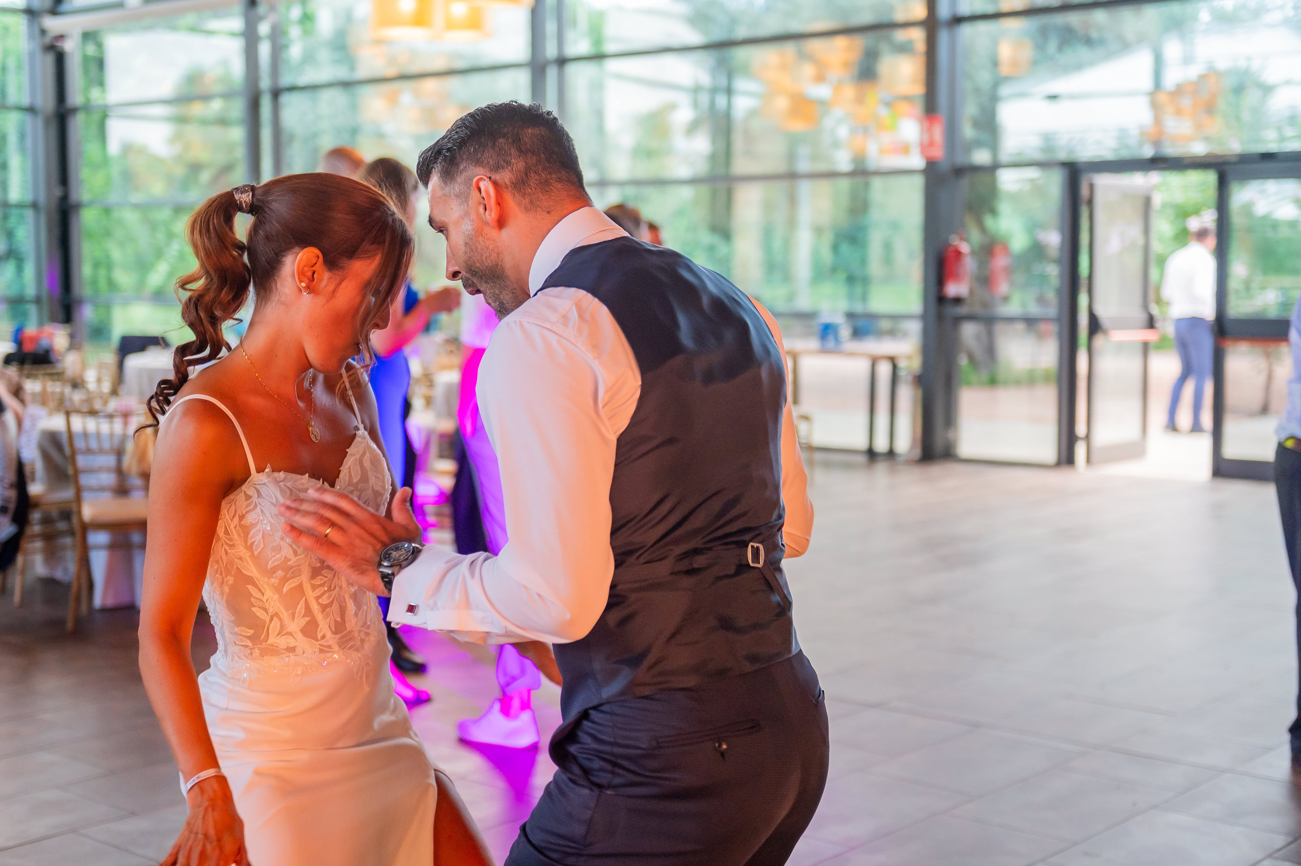Sara bailando con un invitado