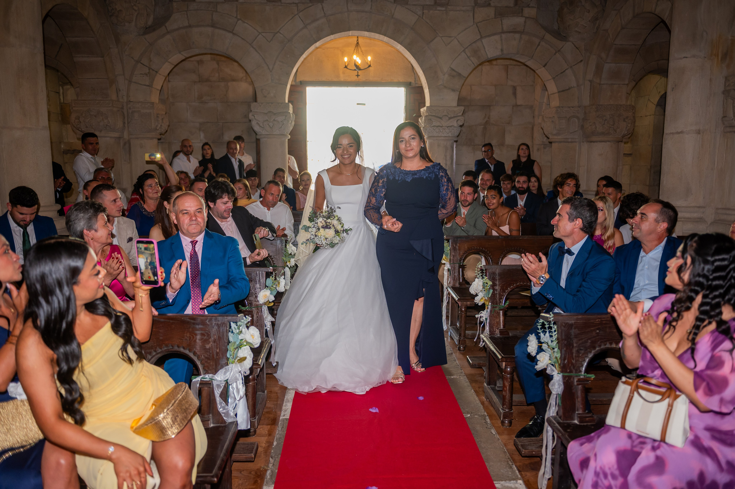 Entrada de Irina por el pasillo de la iglesia románica