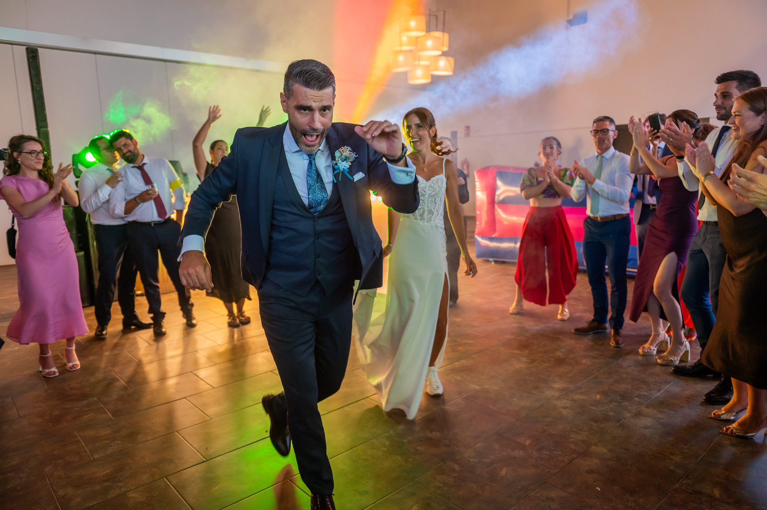 Torna bailando en la fiesta con luces de colores