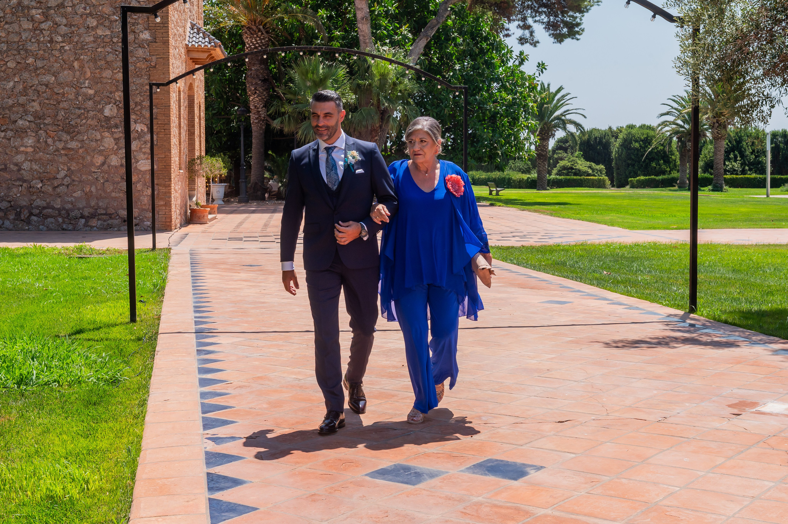 Torna entrando con su madre al jardín de la ceremonia