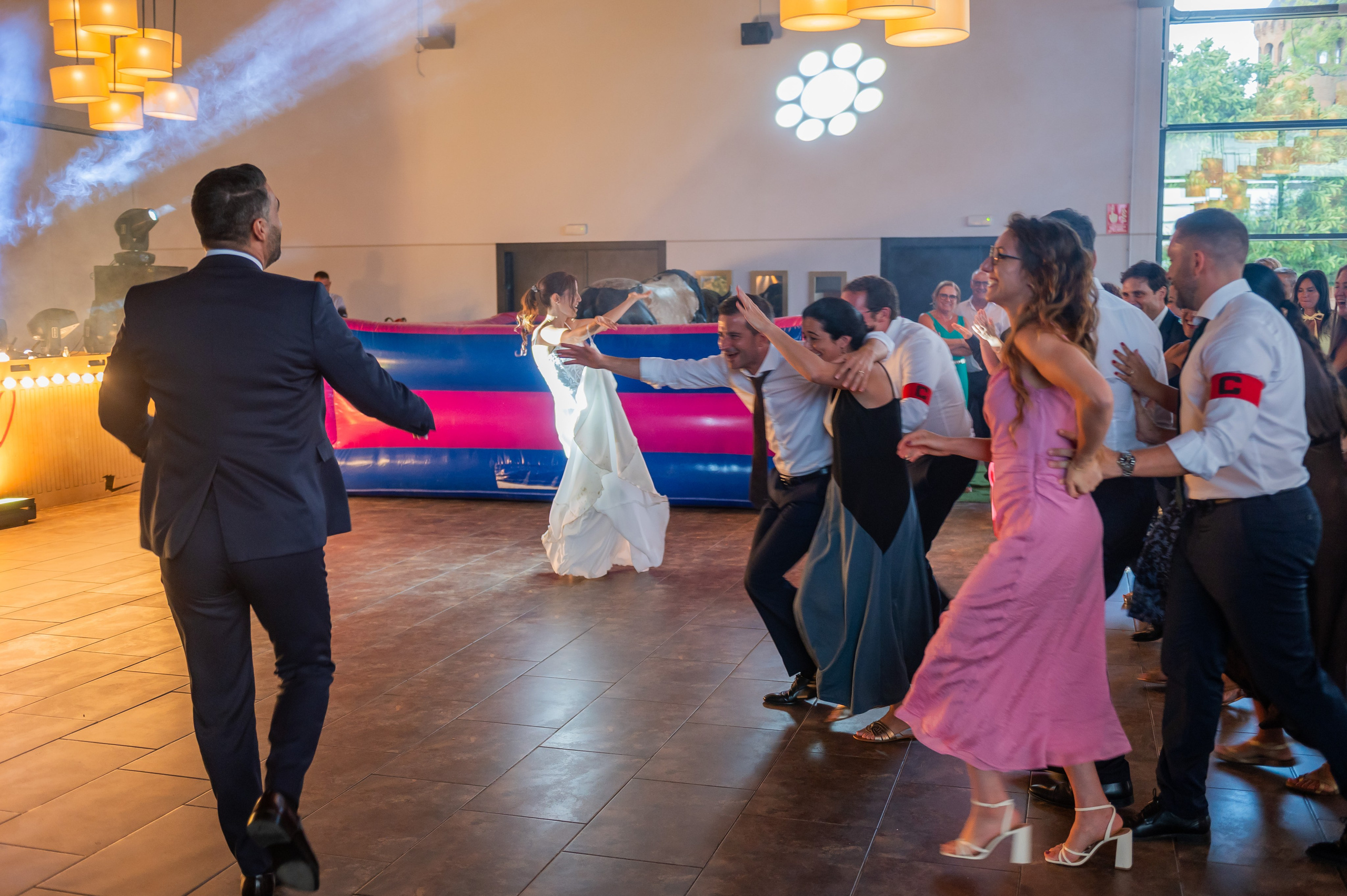Invitados uniéndose al baile de los novios