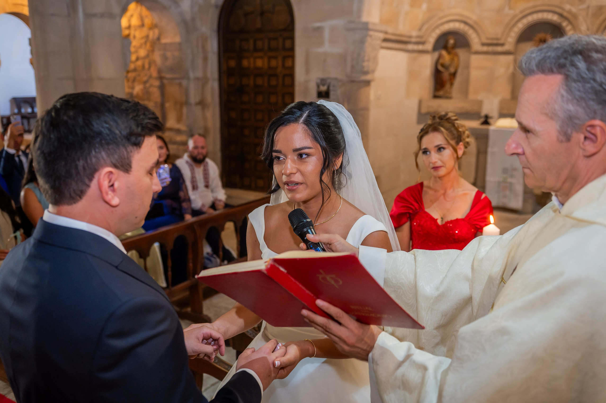 Sacerdote bendiciendo a los novios en la ceremonia