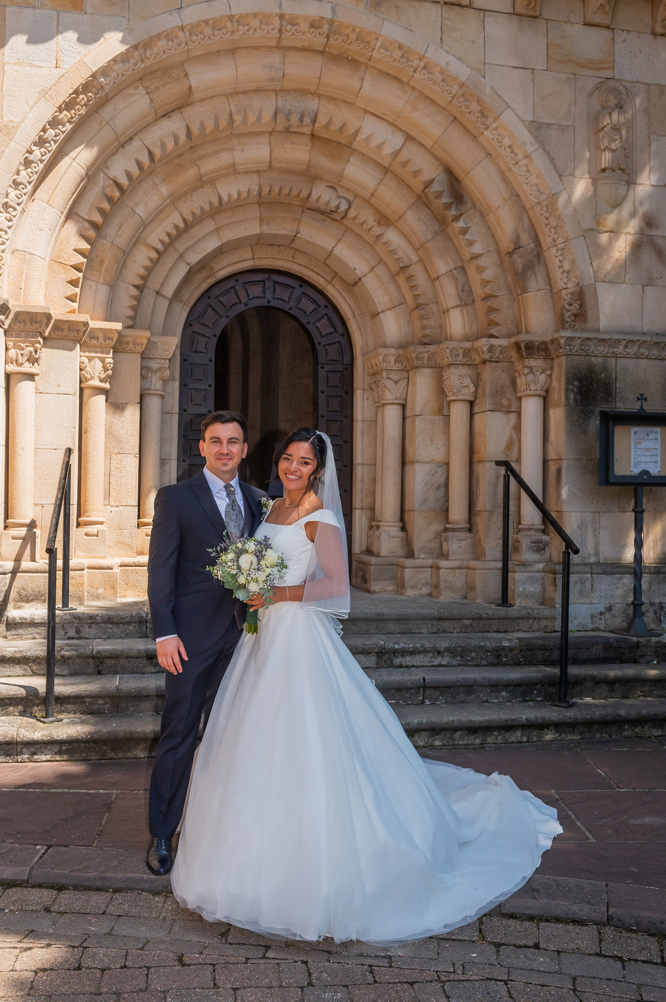 Irina y Alex bajo la portada románica recién casados