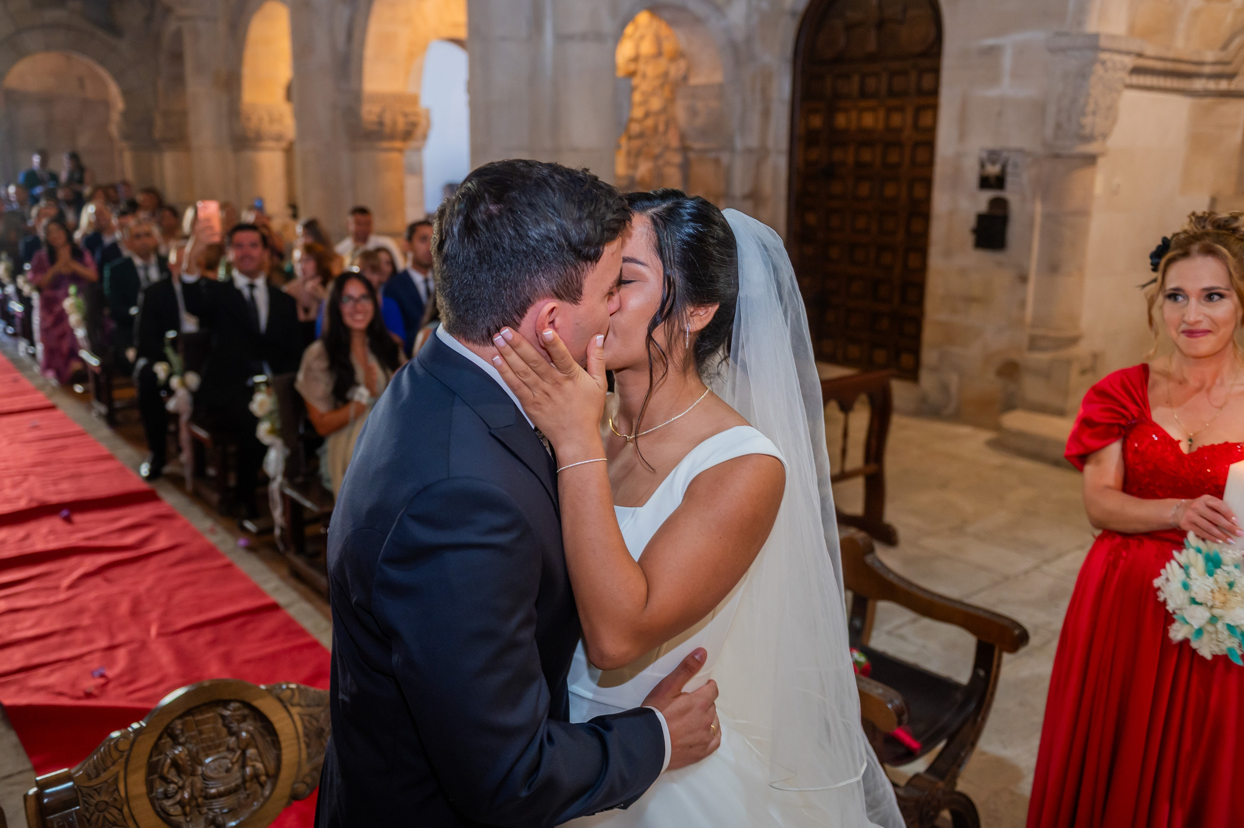 Primer beso de Irina y Alex como casados
