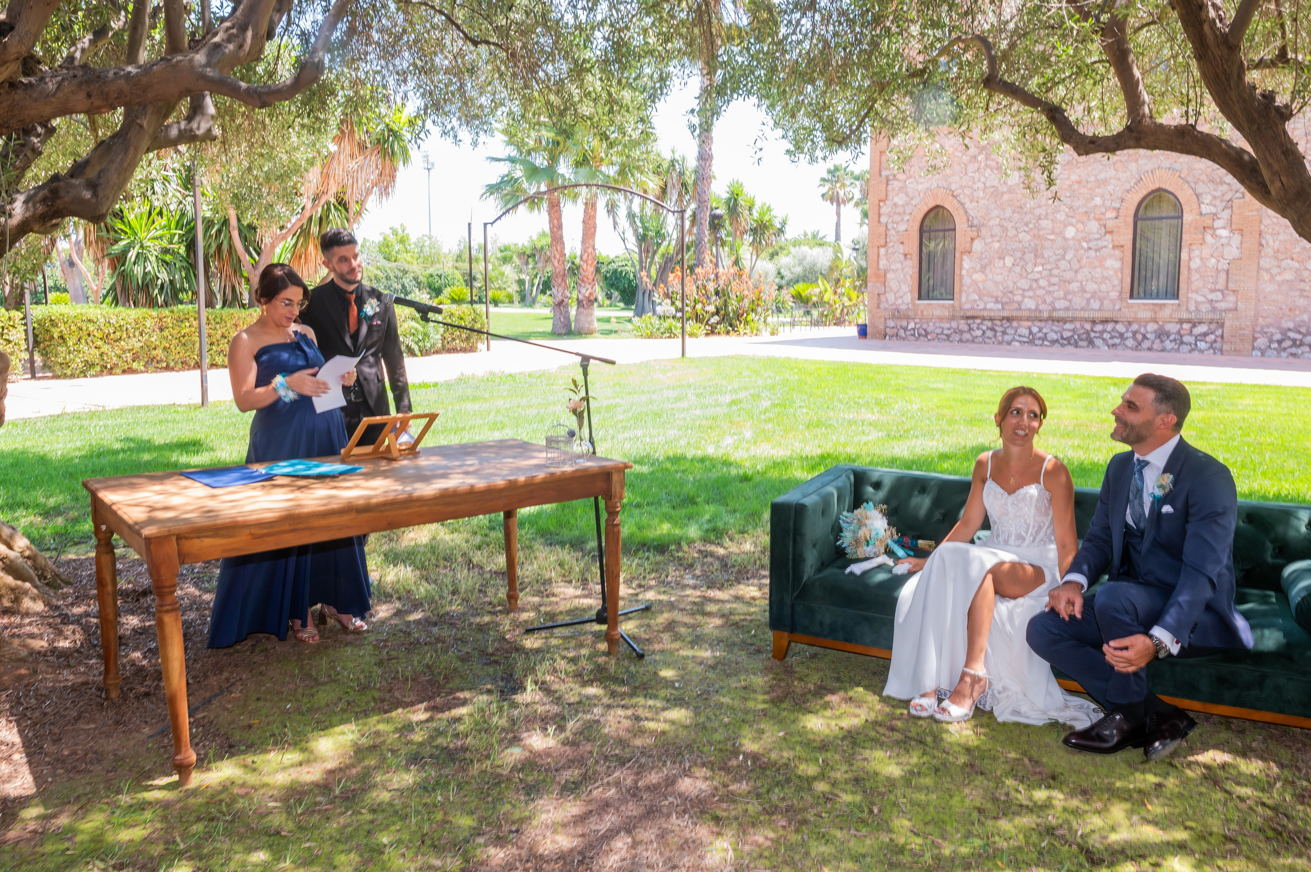Sara y Torna en la ceremonia bajo los olivos