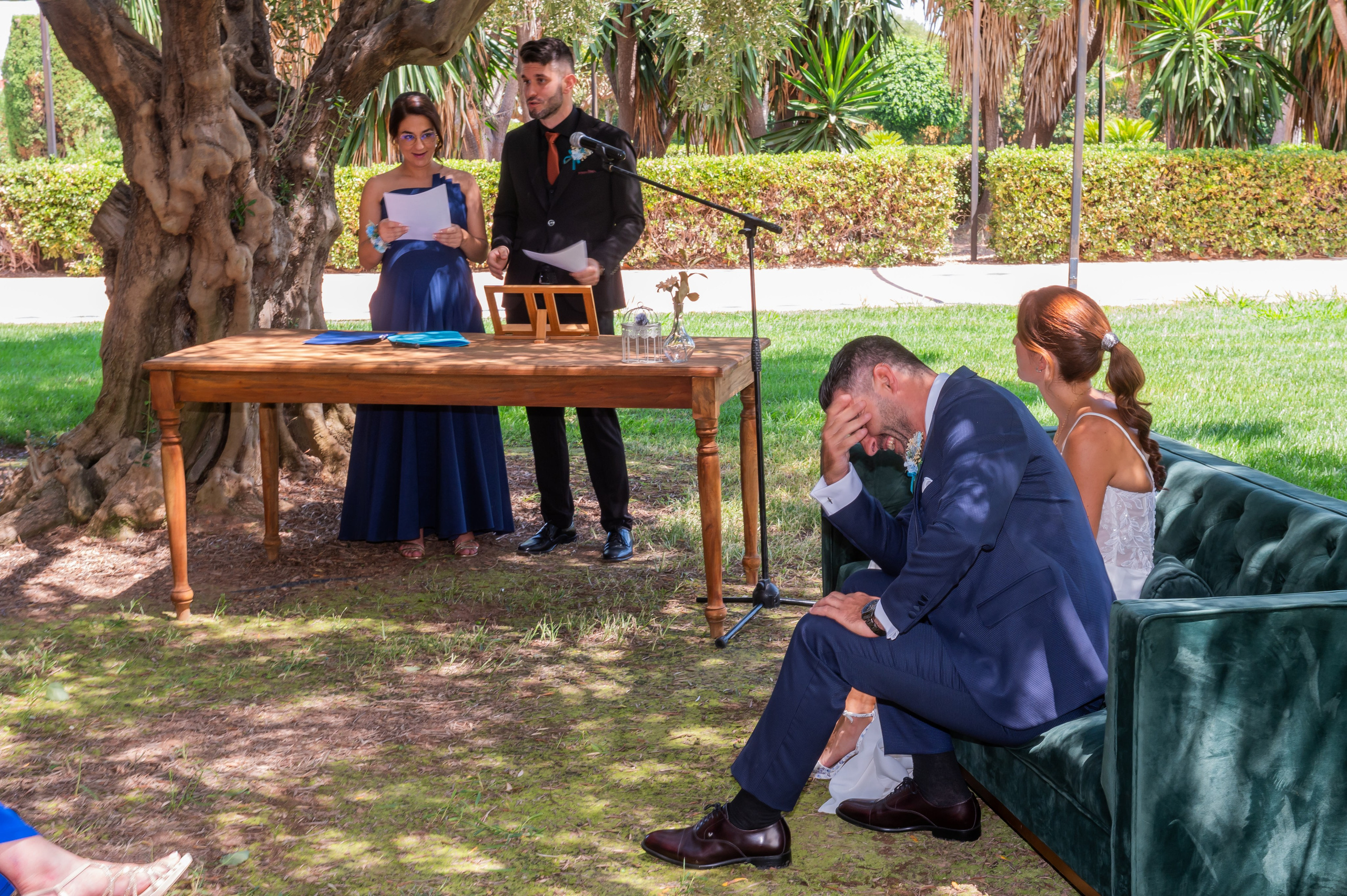 Familiar leyendo un texto a los novios