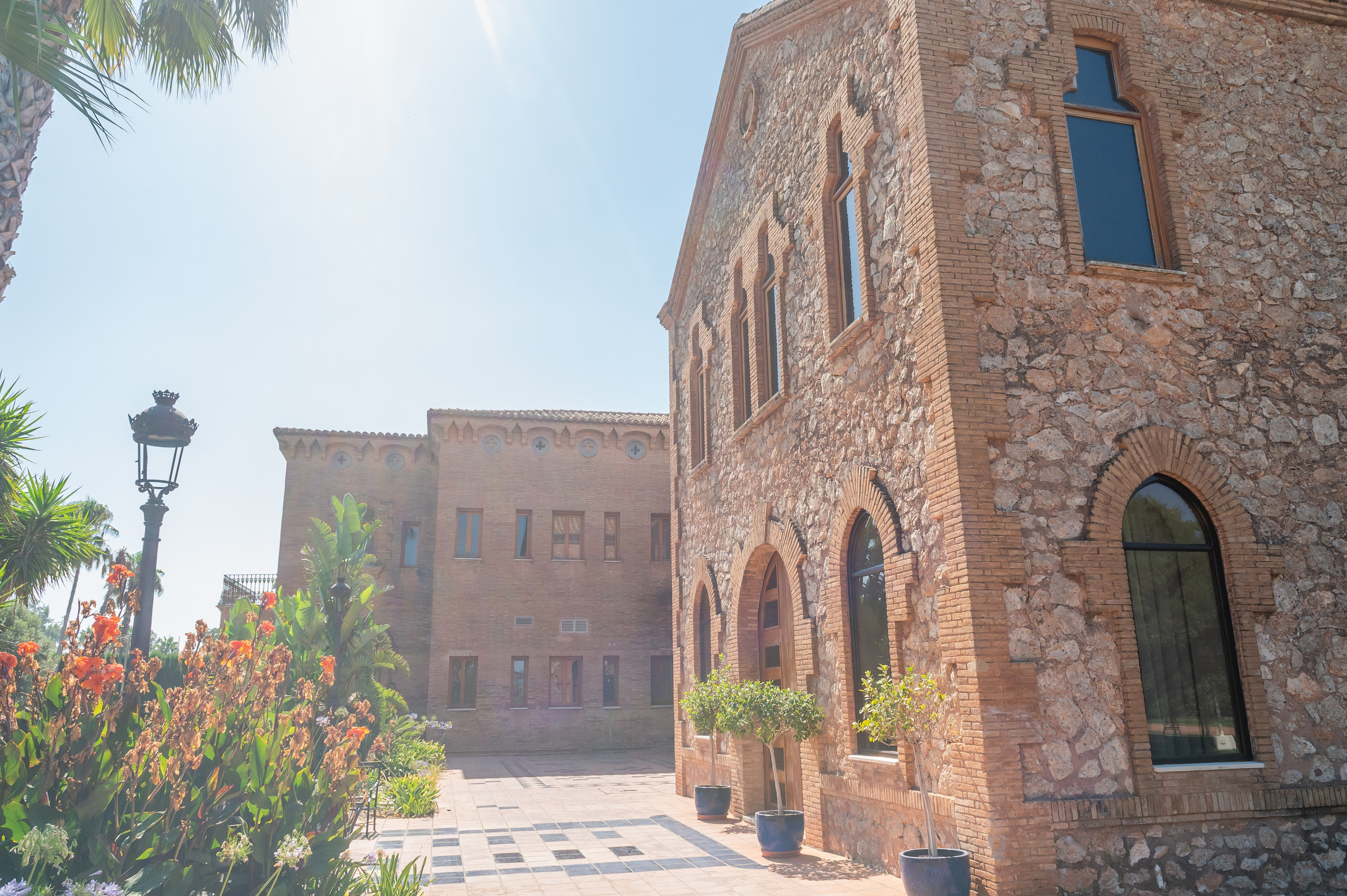 Fachada de Torre la Mina entre flores · boda en Castellón