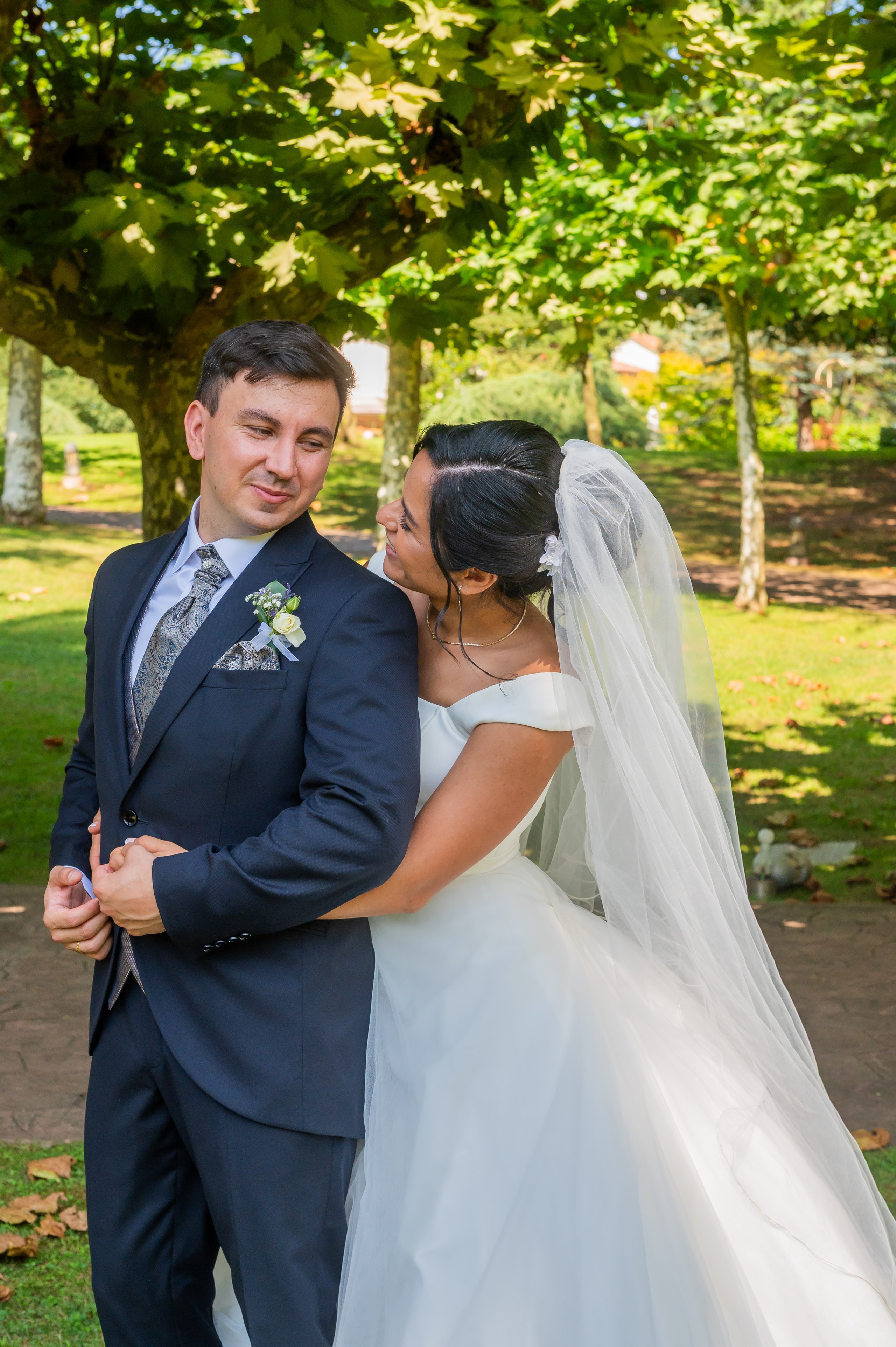 Irina y Alex sonriendo en el jardín · fotógrafo de bodas en Cantabria