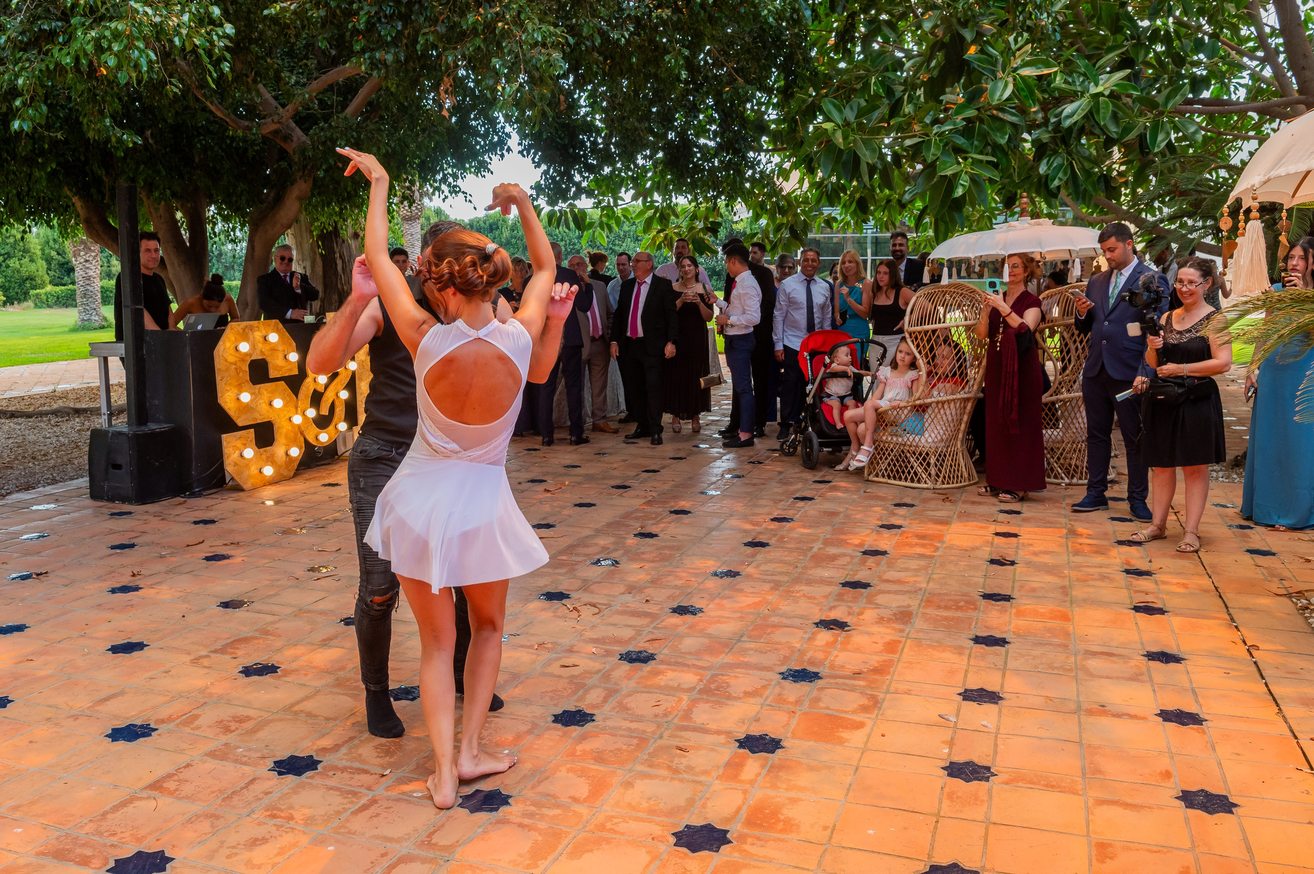 Bailarina actuando en el cóctel de la boda