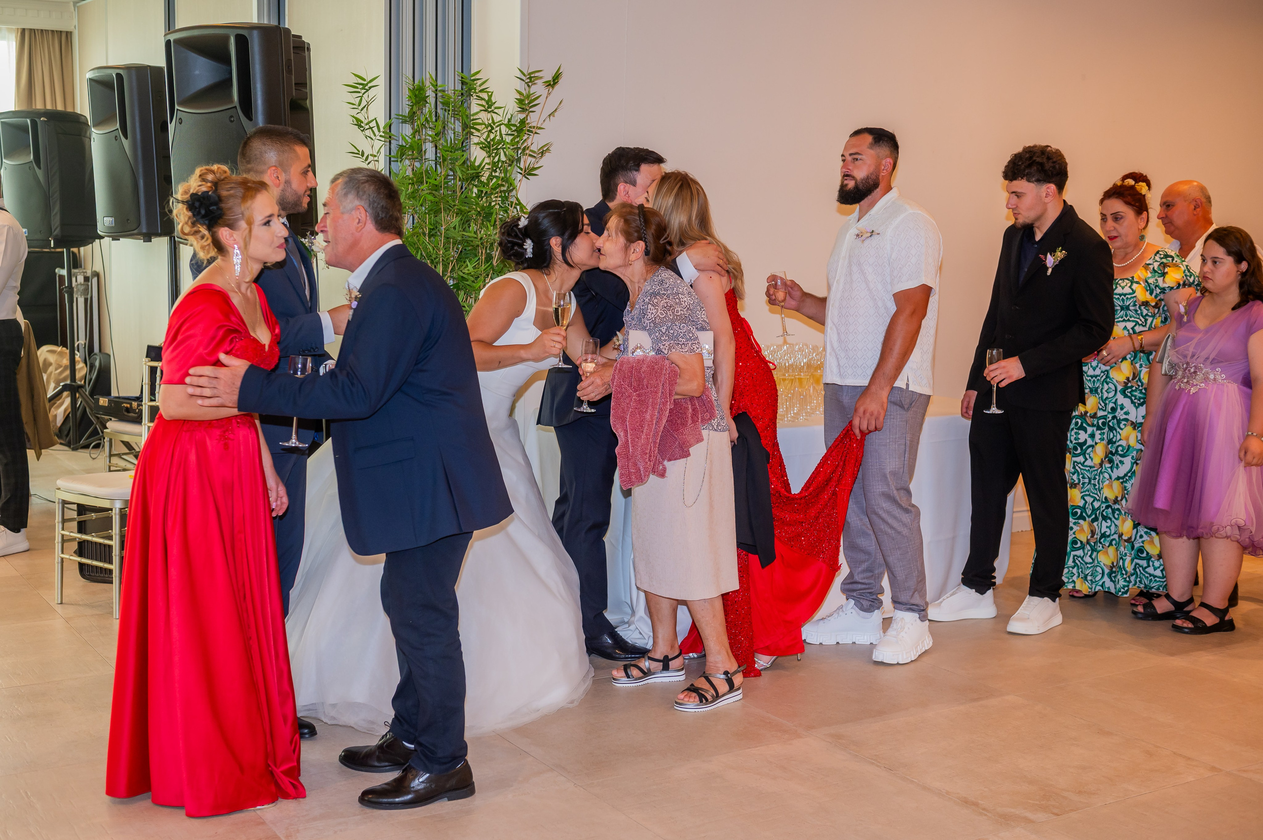 Novios bailando con familiares en el salón