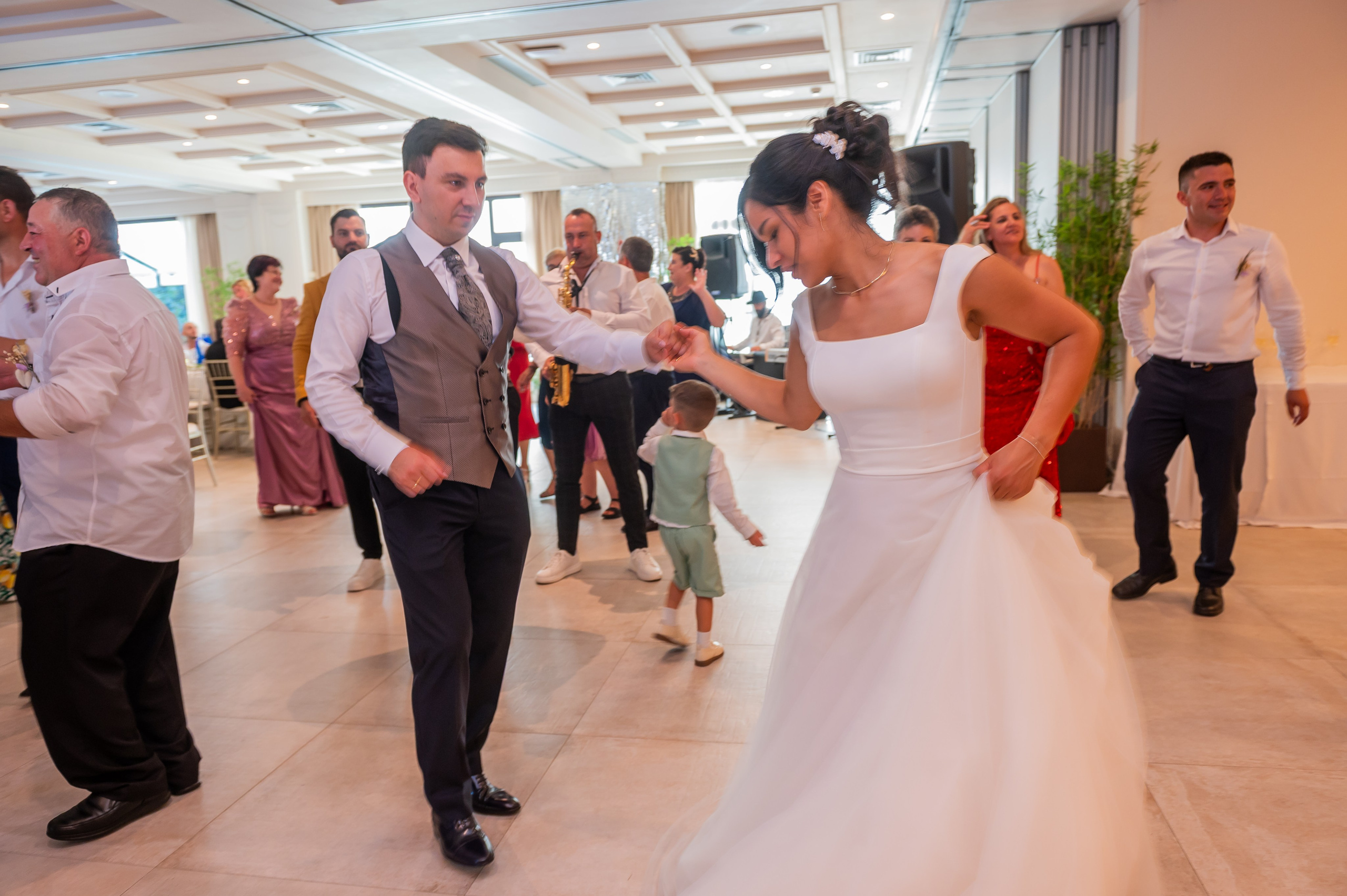 Novios bailando danza tradicional con los invitados