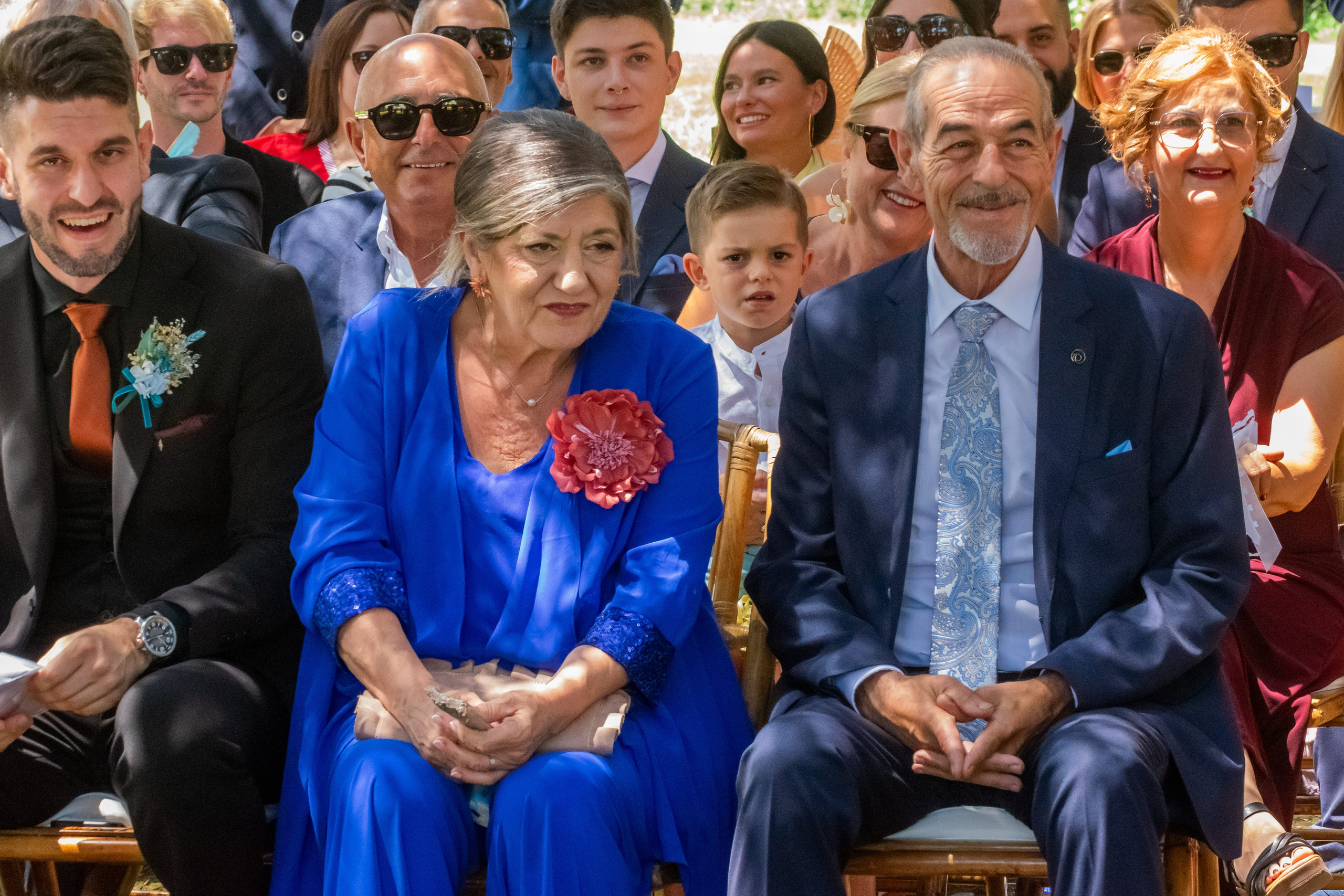 Familiares sonriendo en la ceremonia