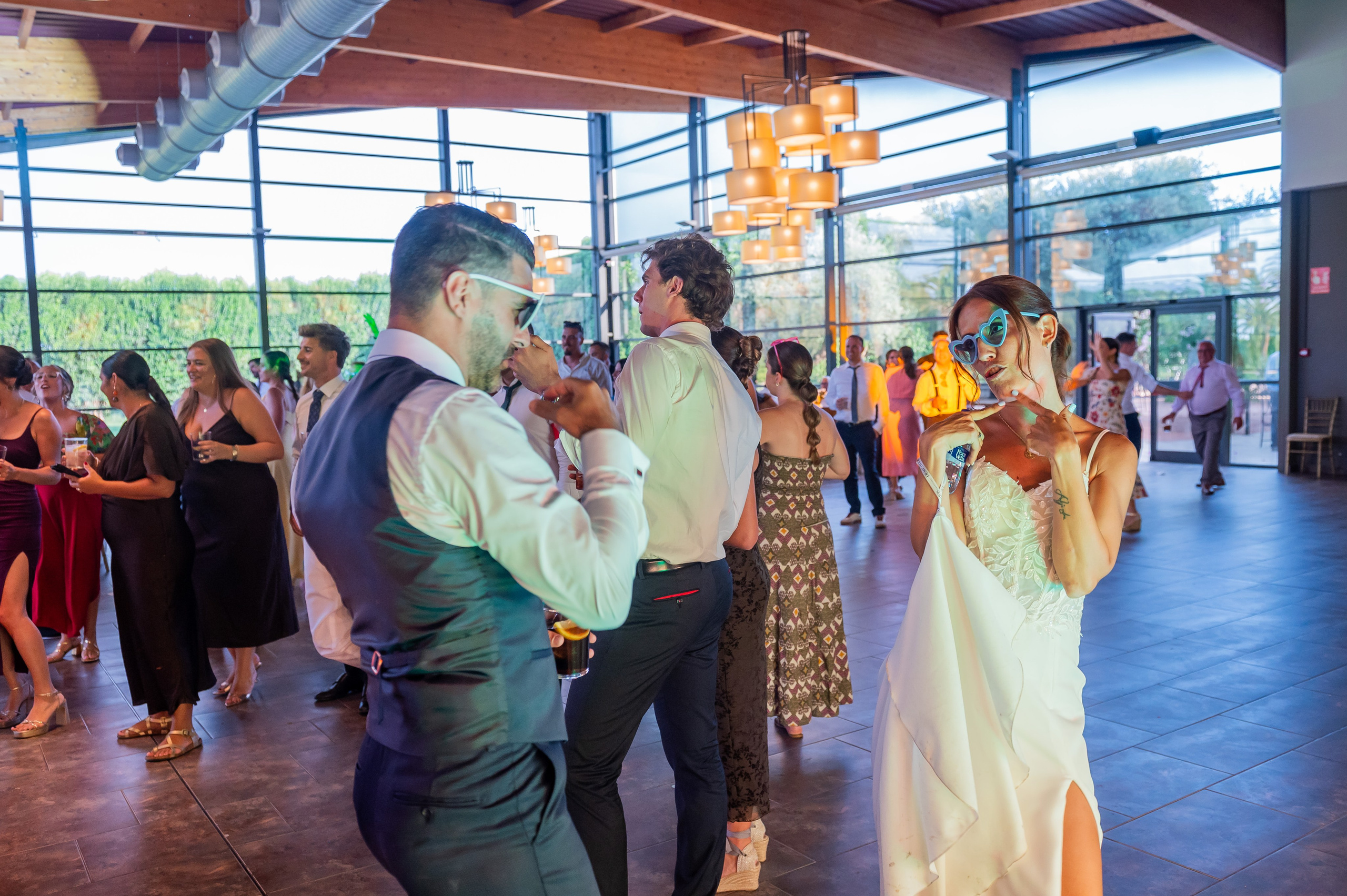 Torna bailando con amigos en el salón