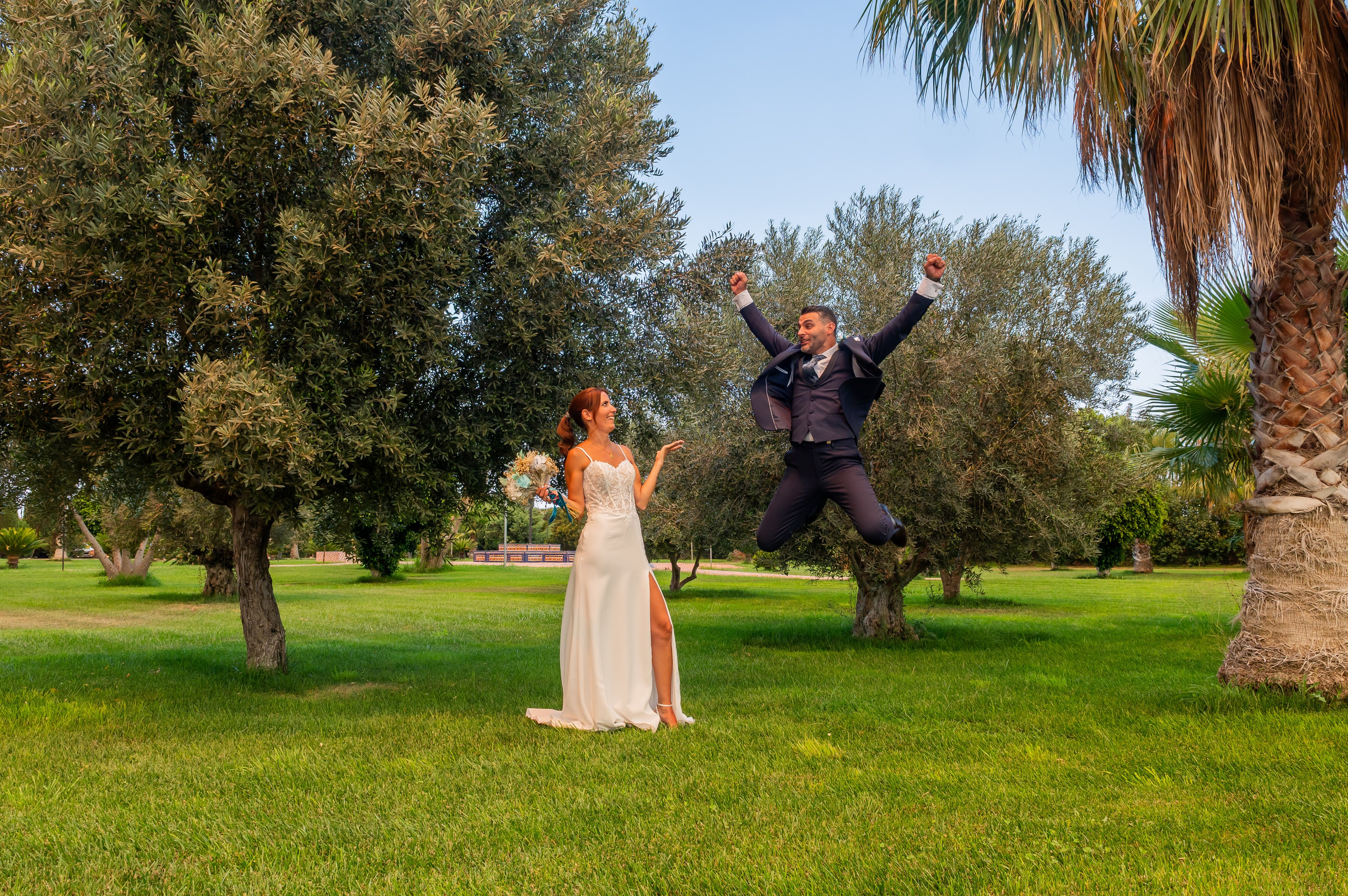 Sara bailando sola en el jardín de palmeras