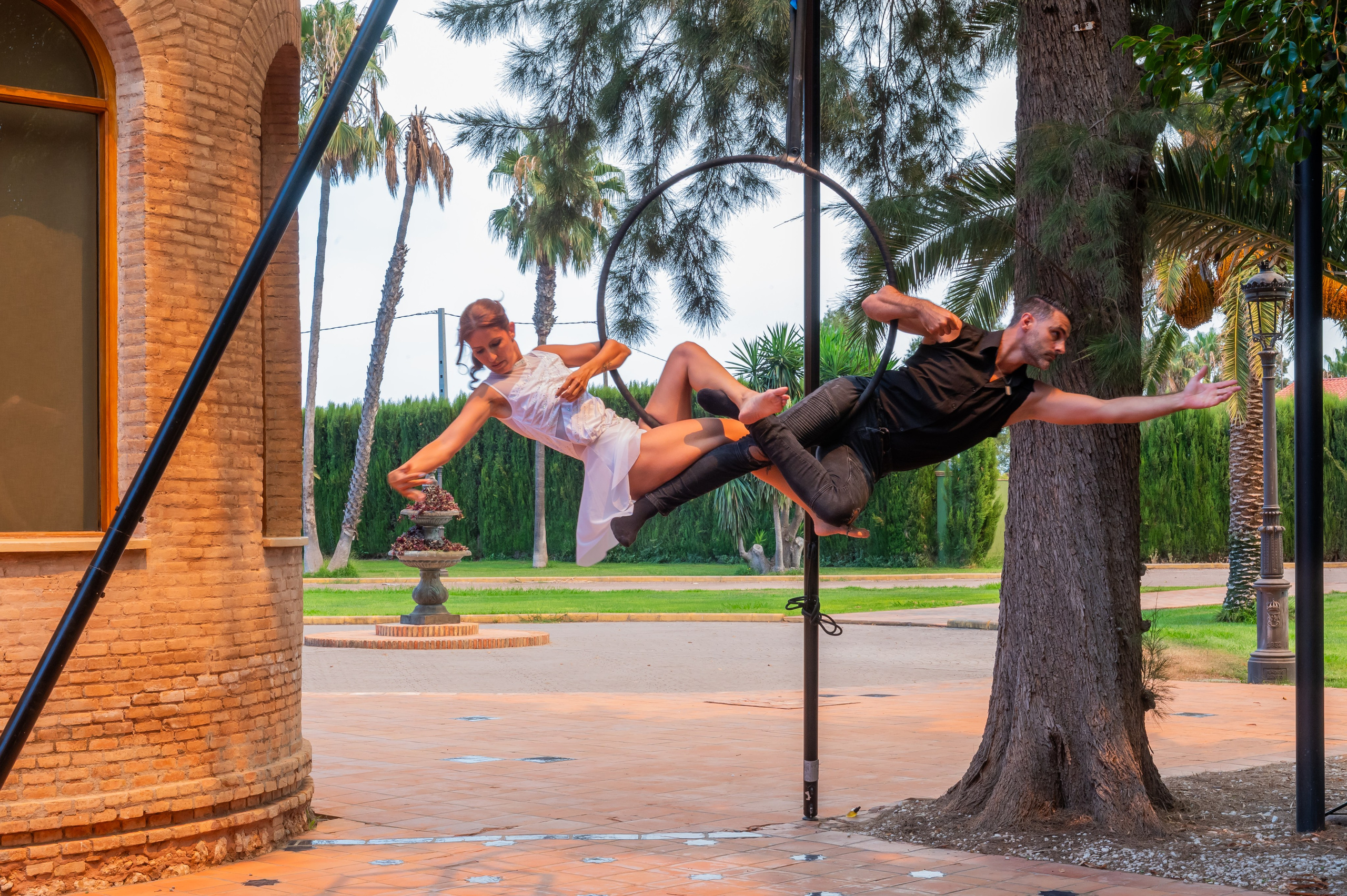 Acróbatas en equilibrio sobre el aro aéreo