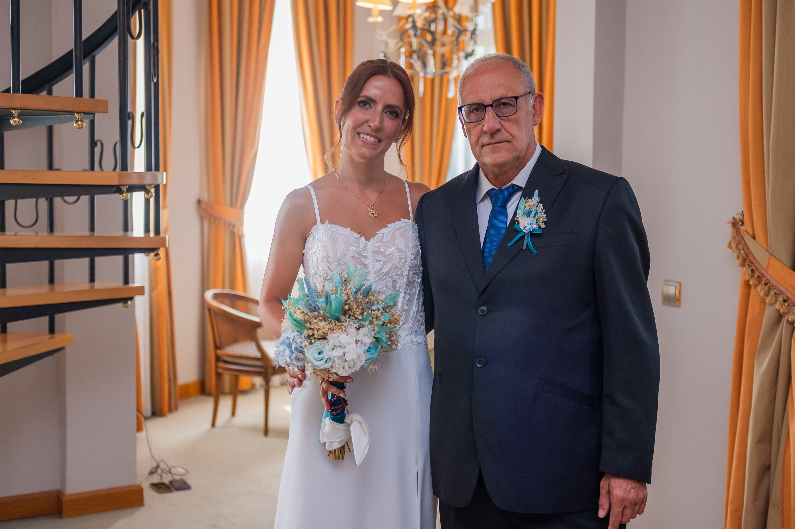 Sara con su padre y el ramo en la habitación