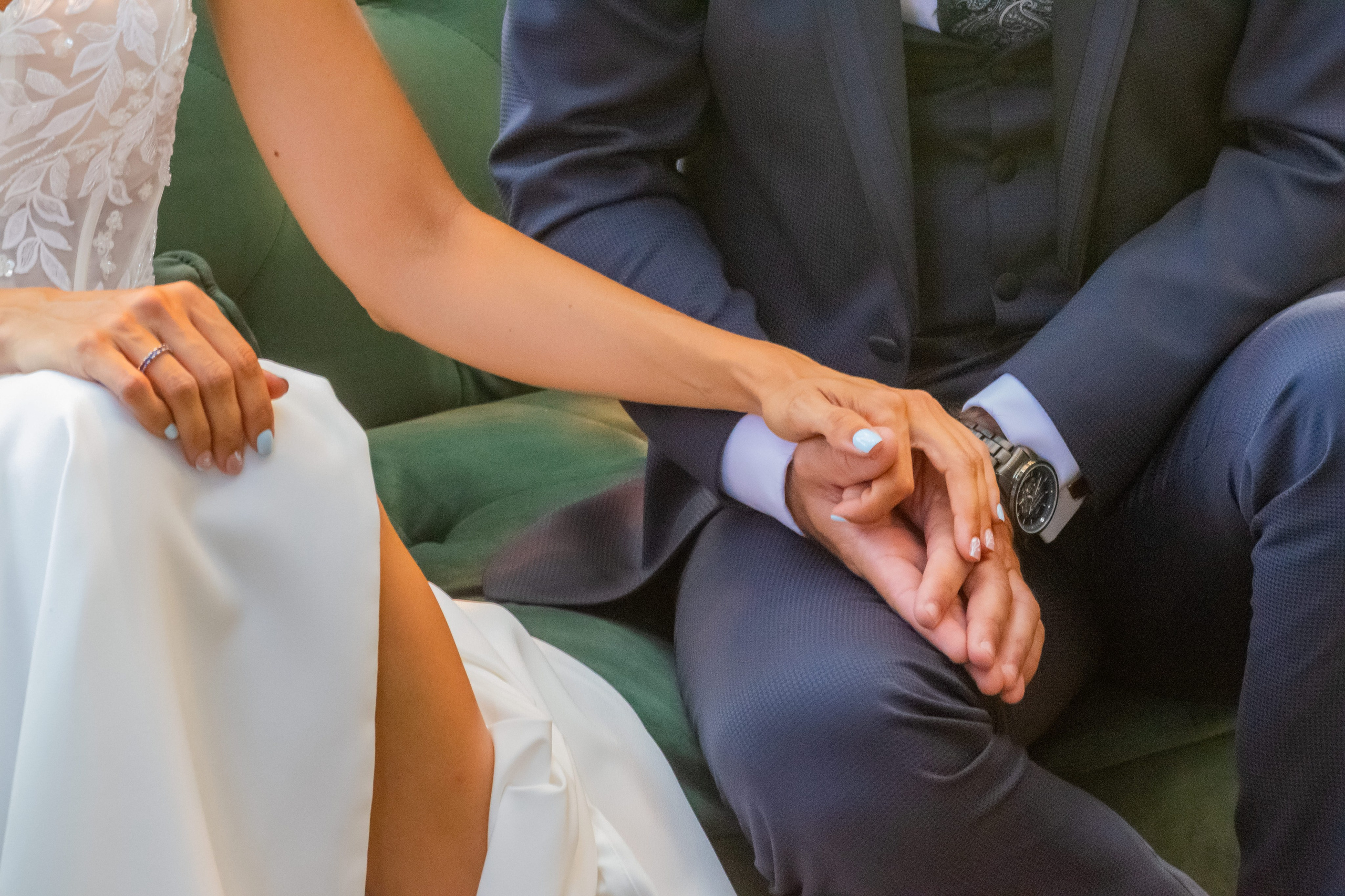 Detalle de las manos de los novios