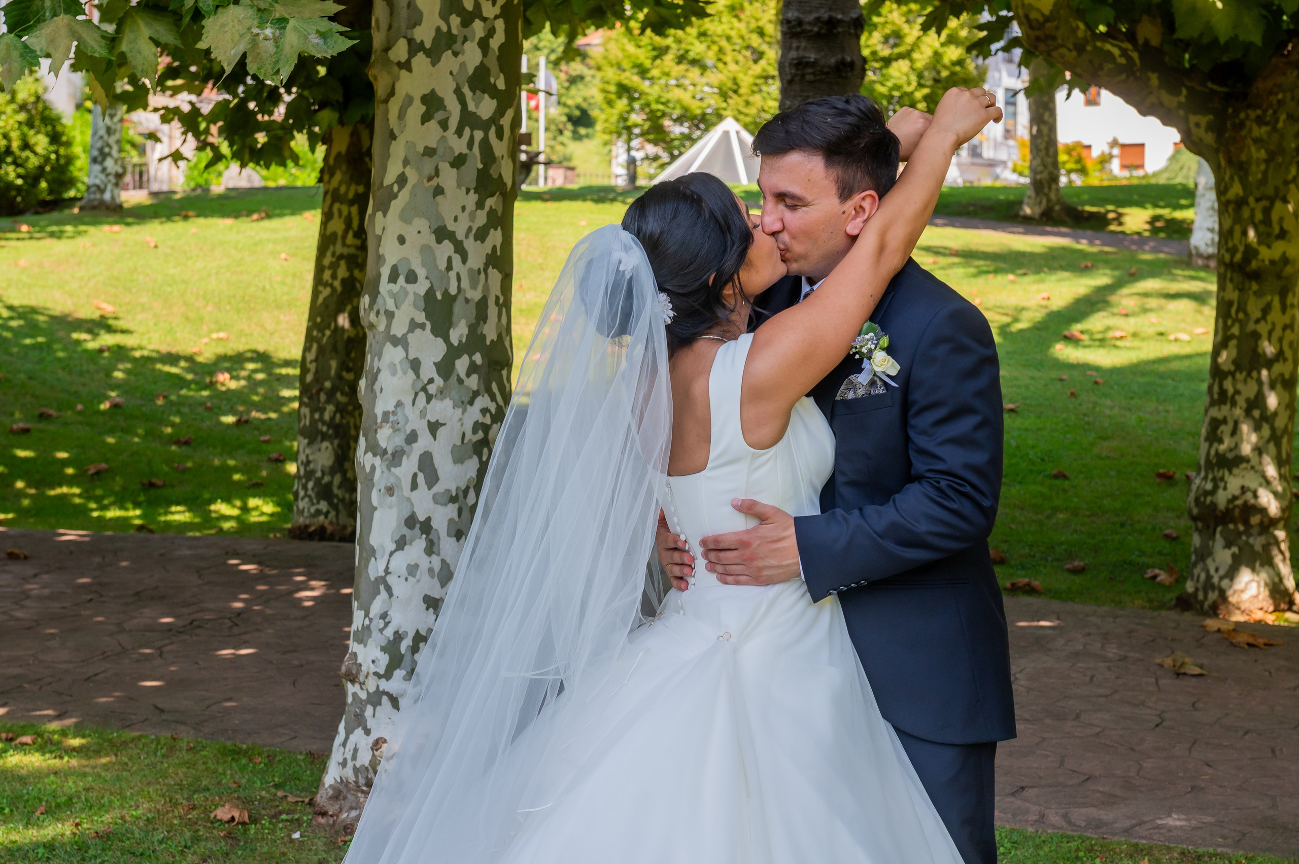 Beso de Irina y Alex en el parque del balneario