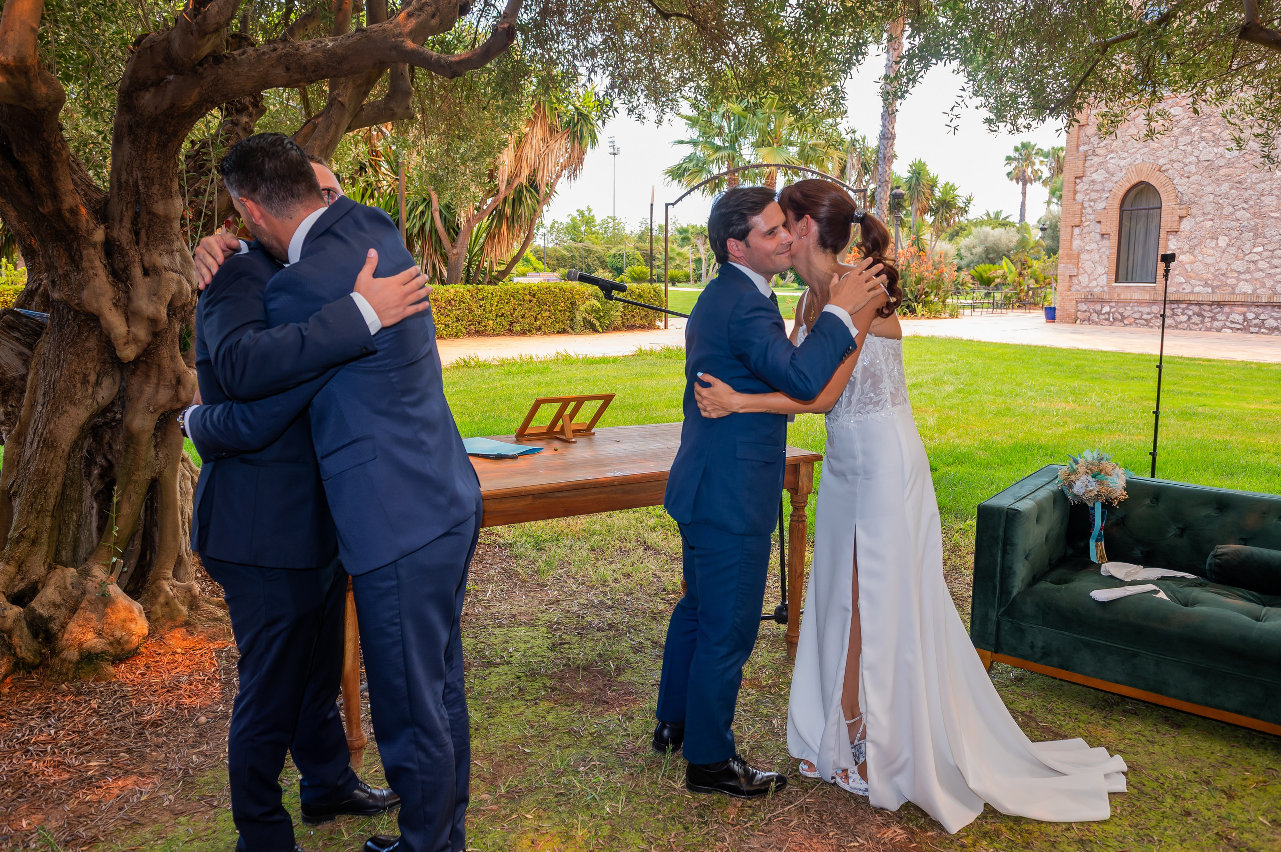 Sara y Torna de pie ante los invitados