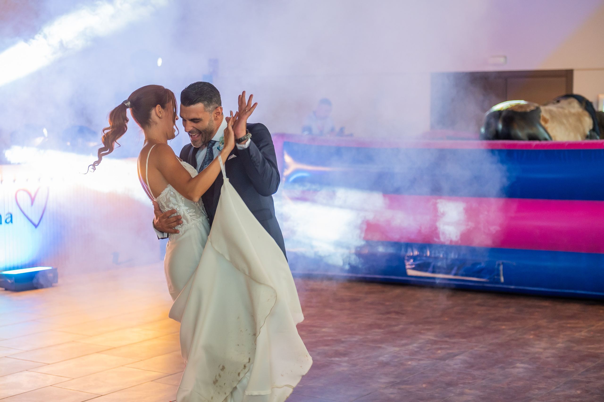 Beso de los novios en la pista entre humo