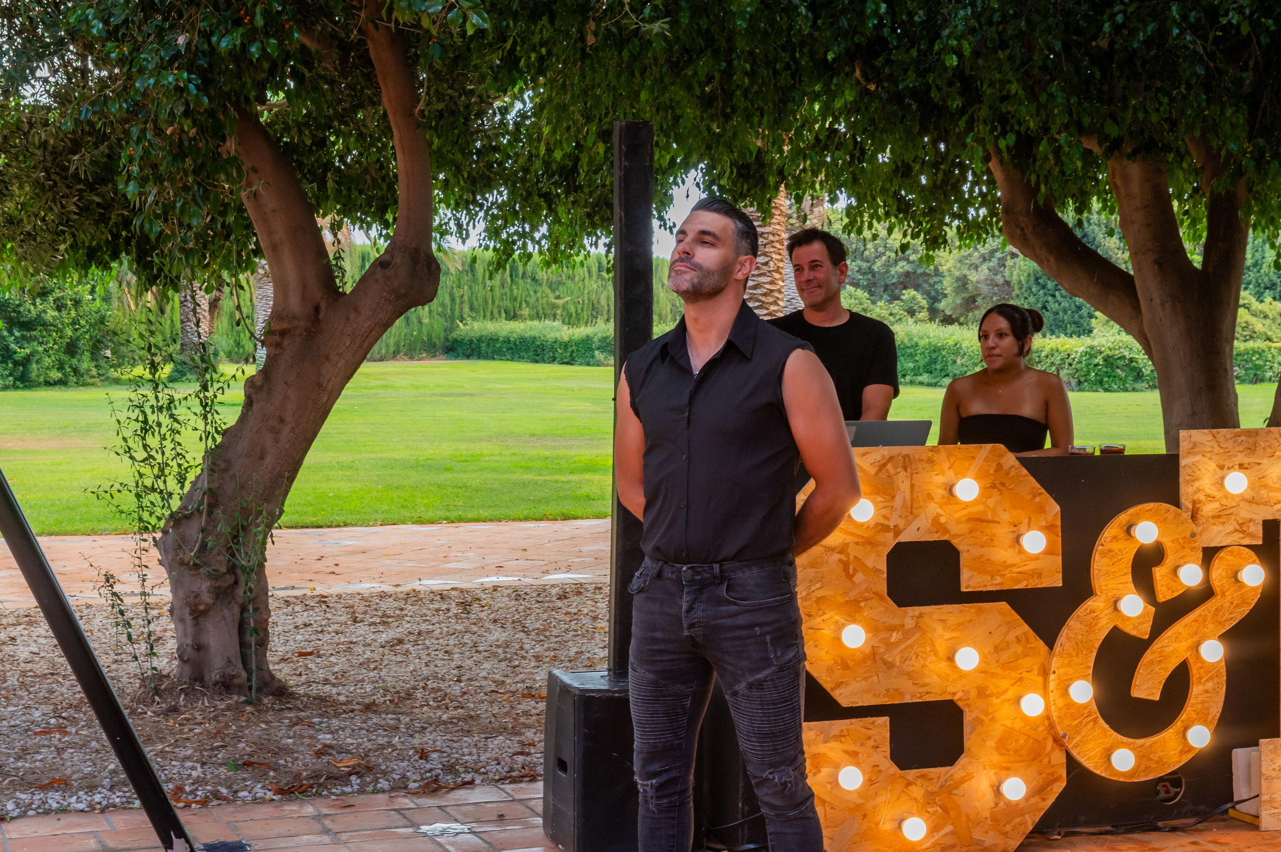 Letras luminosas con las iniciales de los novios