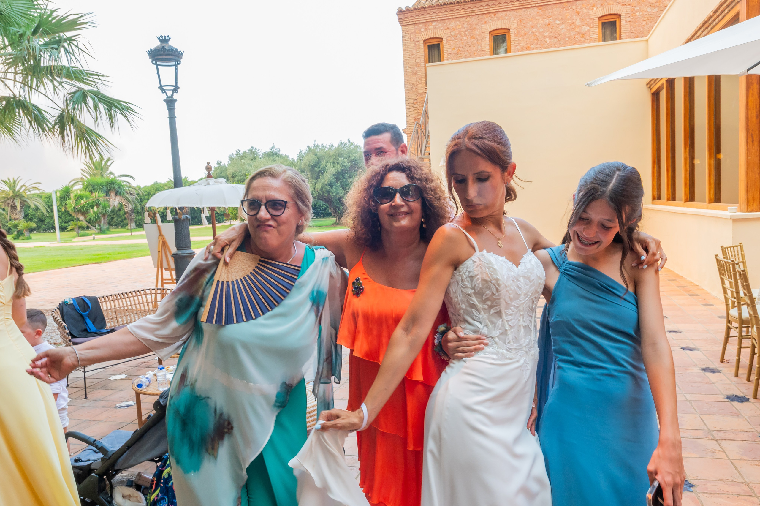 Invitadas posando con vestidos de colores en el cóctel