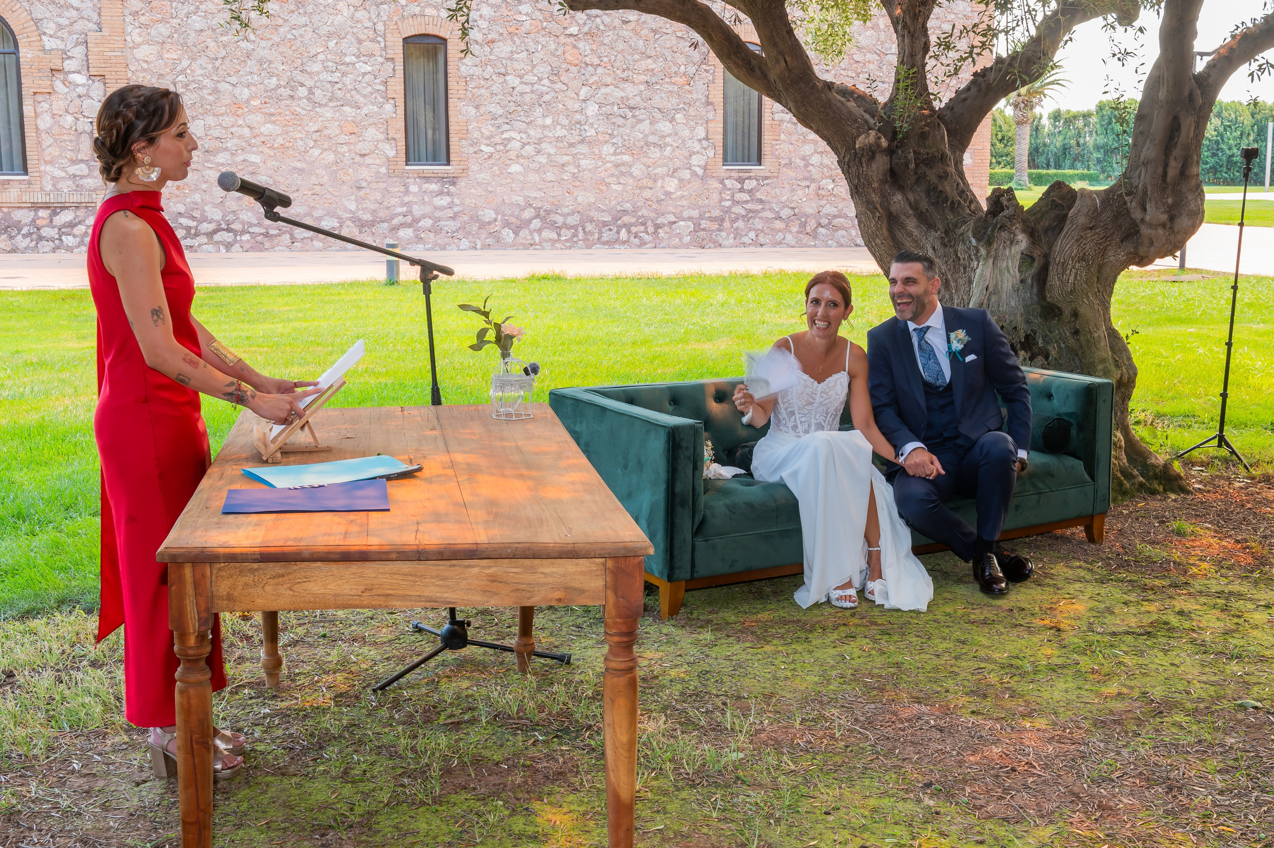 Amiga leyendo en la ceremonia junto a los novios