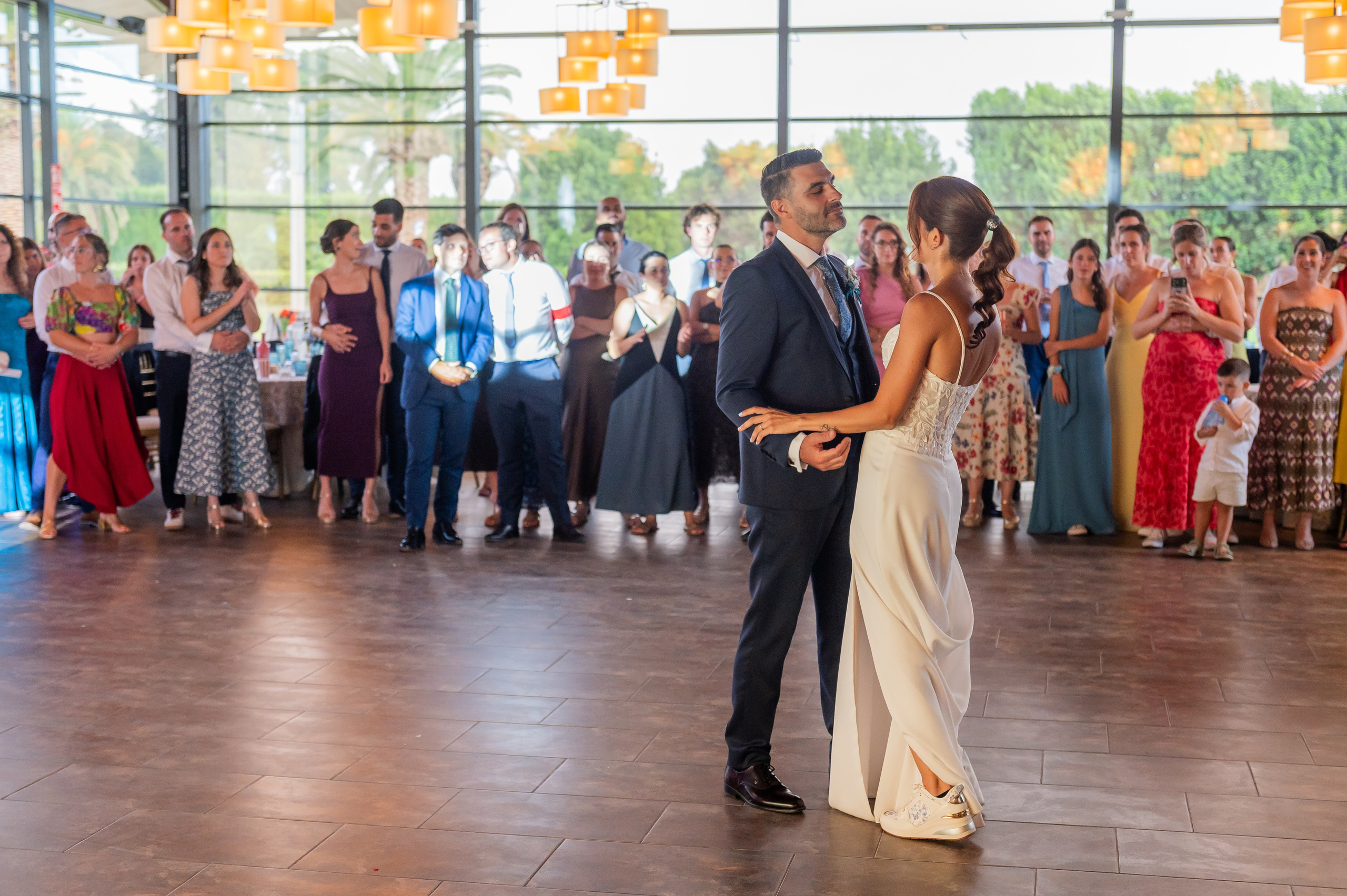 Primer baile de Sara y Torna en el salón acristalado