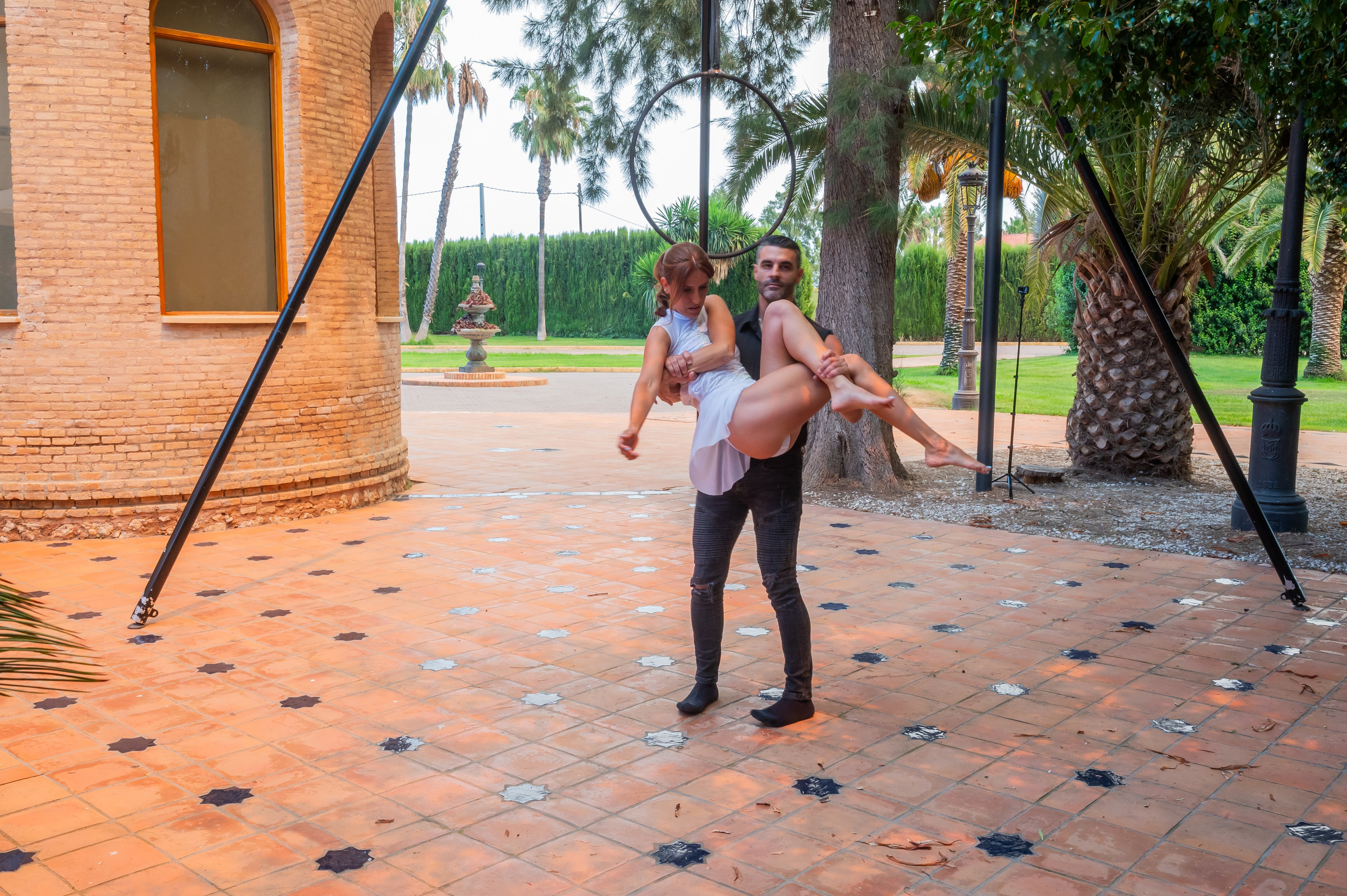 Pareja de acróbatas iniciando la actuación