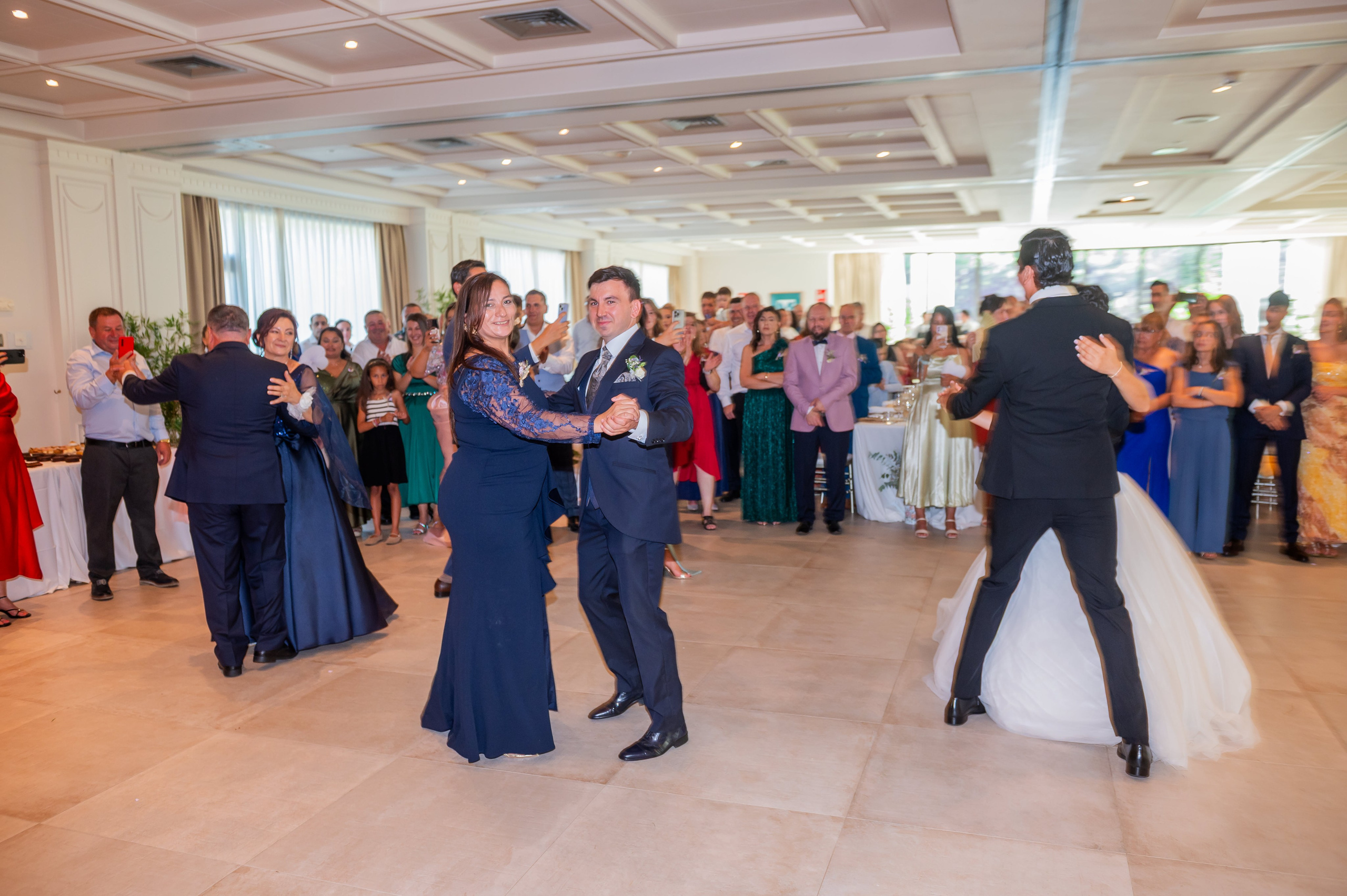Invitados bailando en círculo en la boda