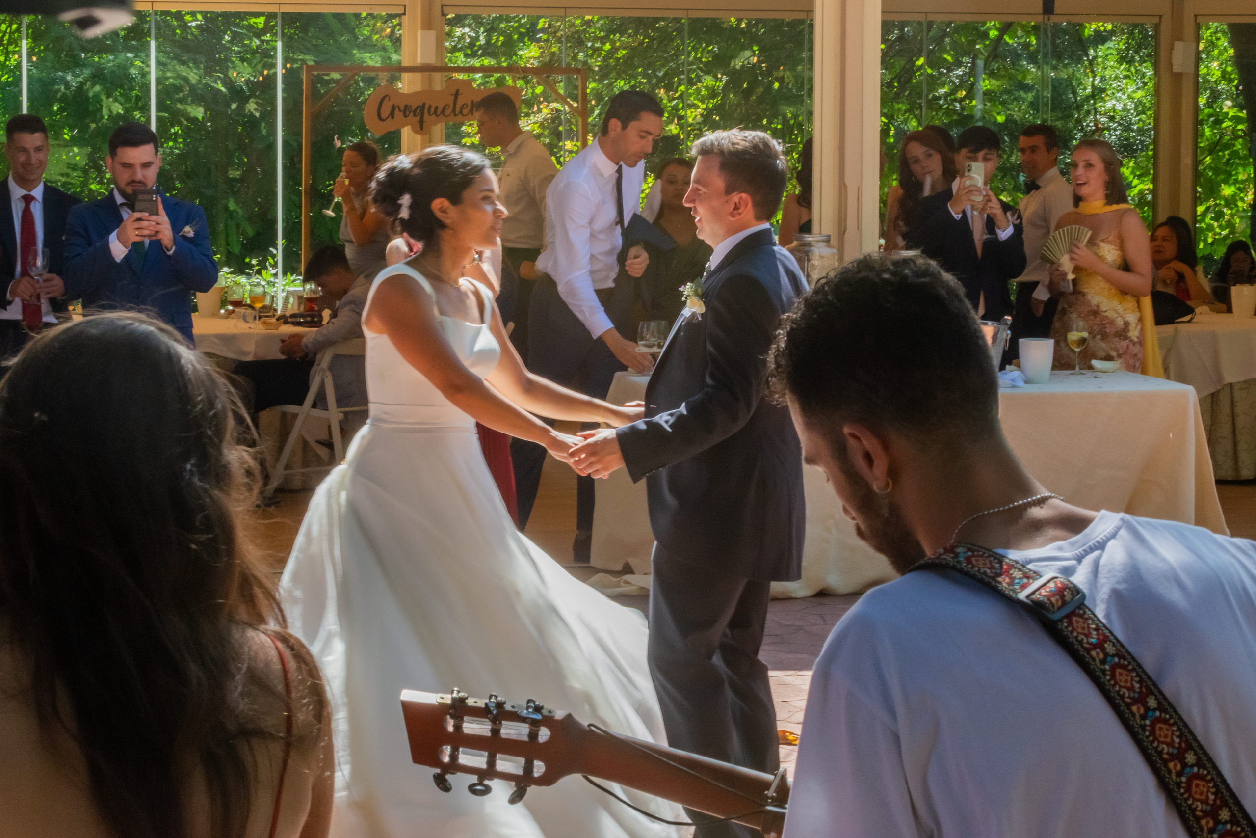 Novios bailando con la música en directo