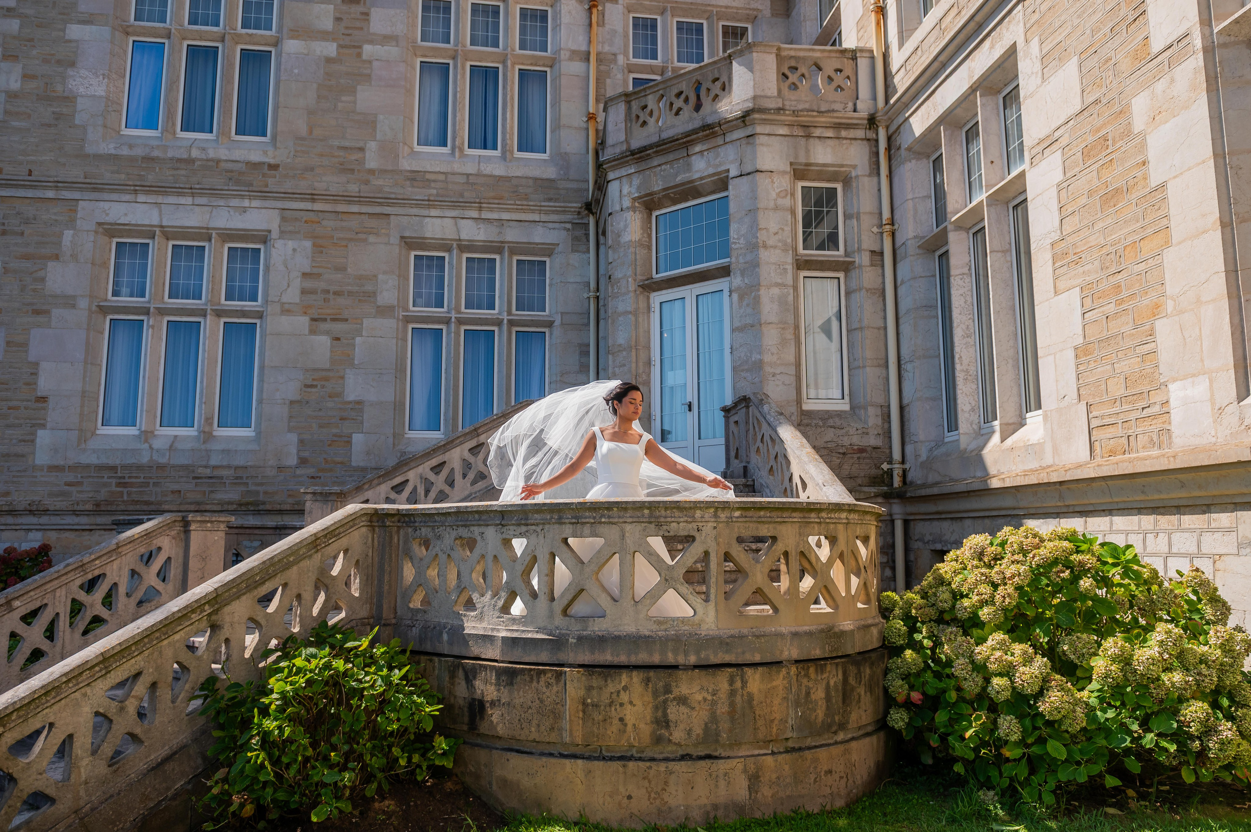 Novia sentada en la escalinata del Palacio de la Magdalena